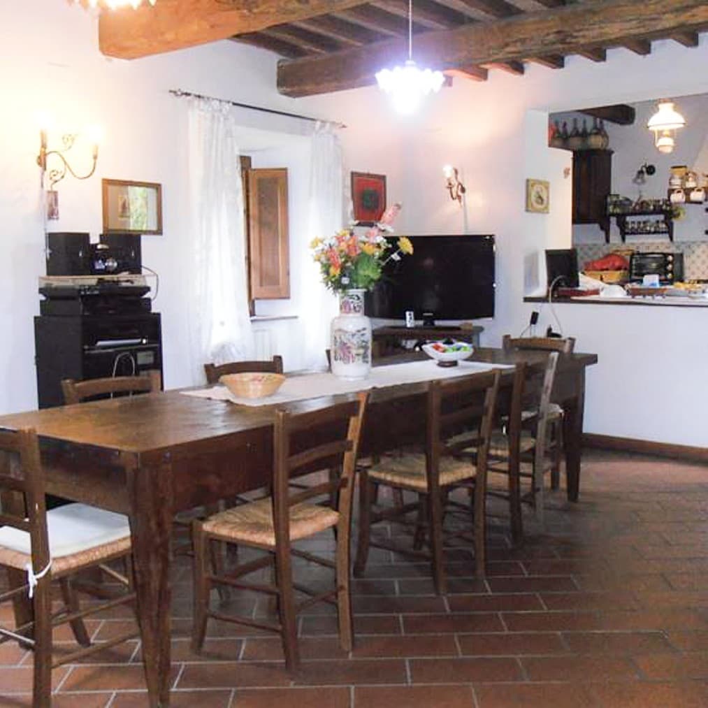 Casale con giardino e piscina nelle colline di Cortona