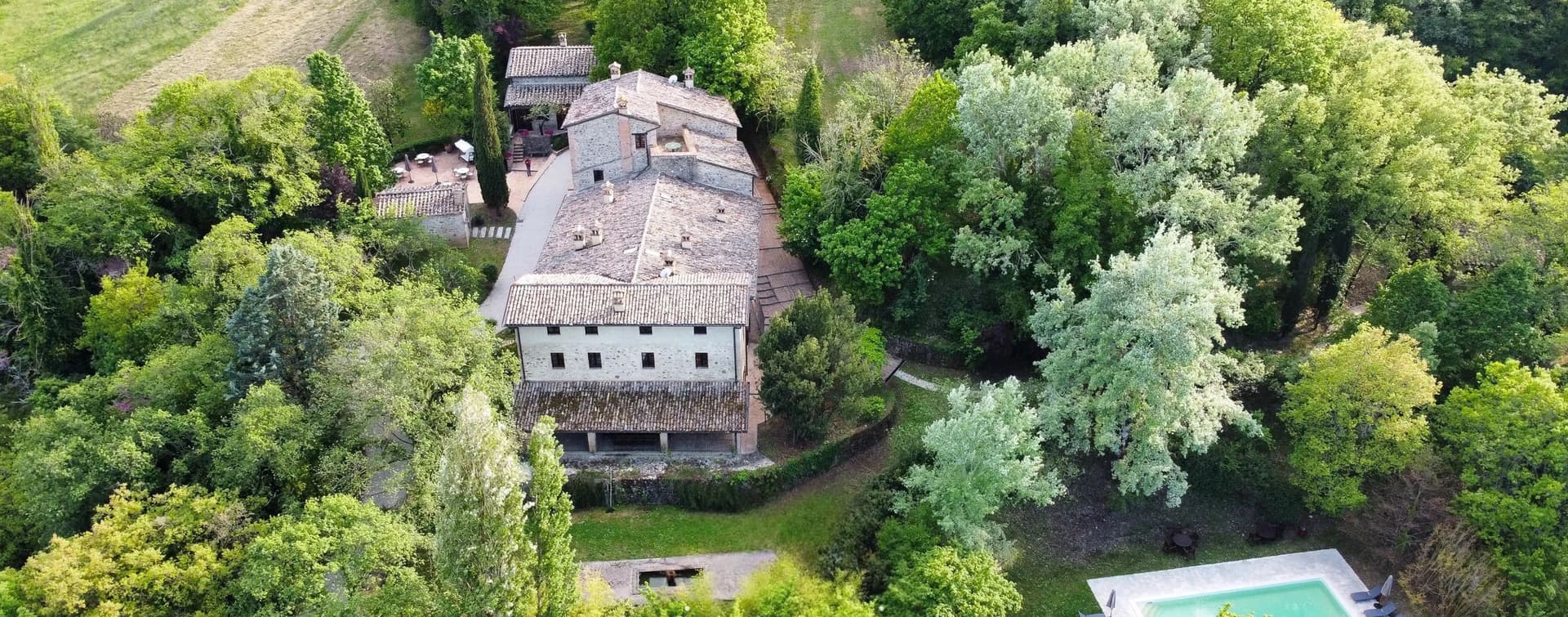 Casale storico in Umbria con piscina e cappella privata