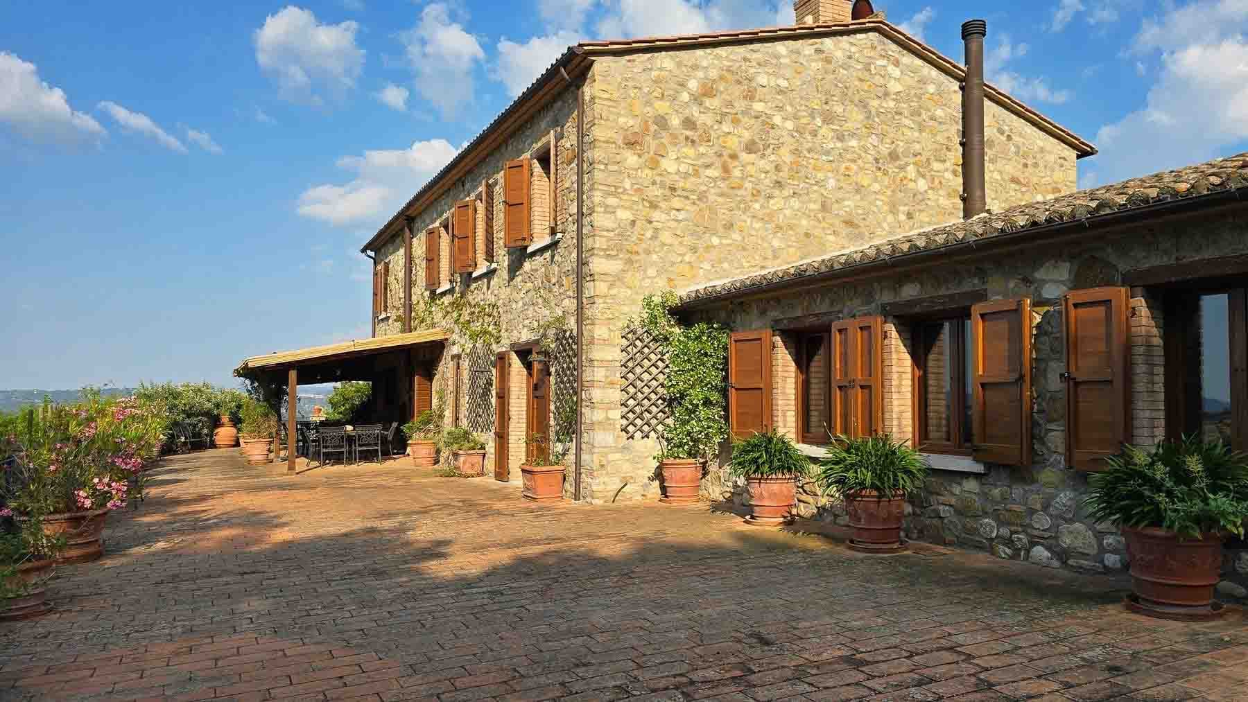 Casale ad Allerona con piscina e ampi spazi esterni