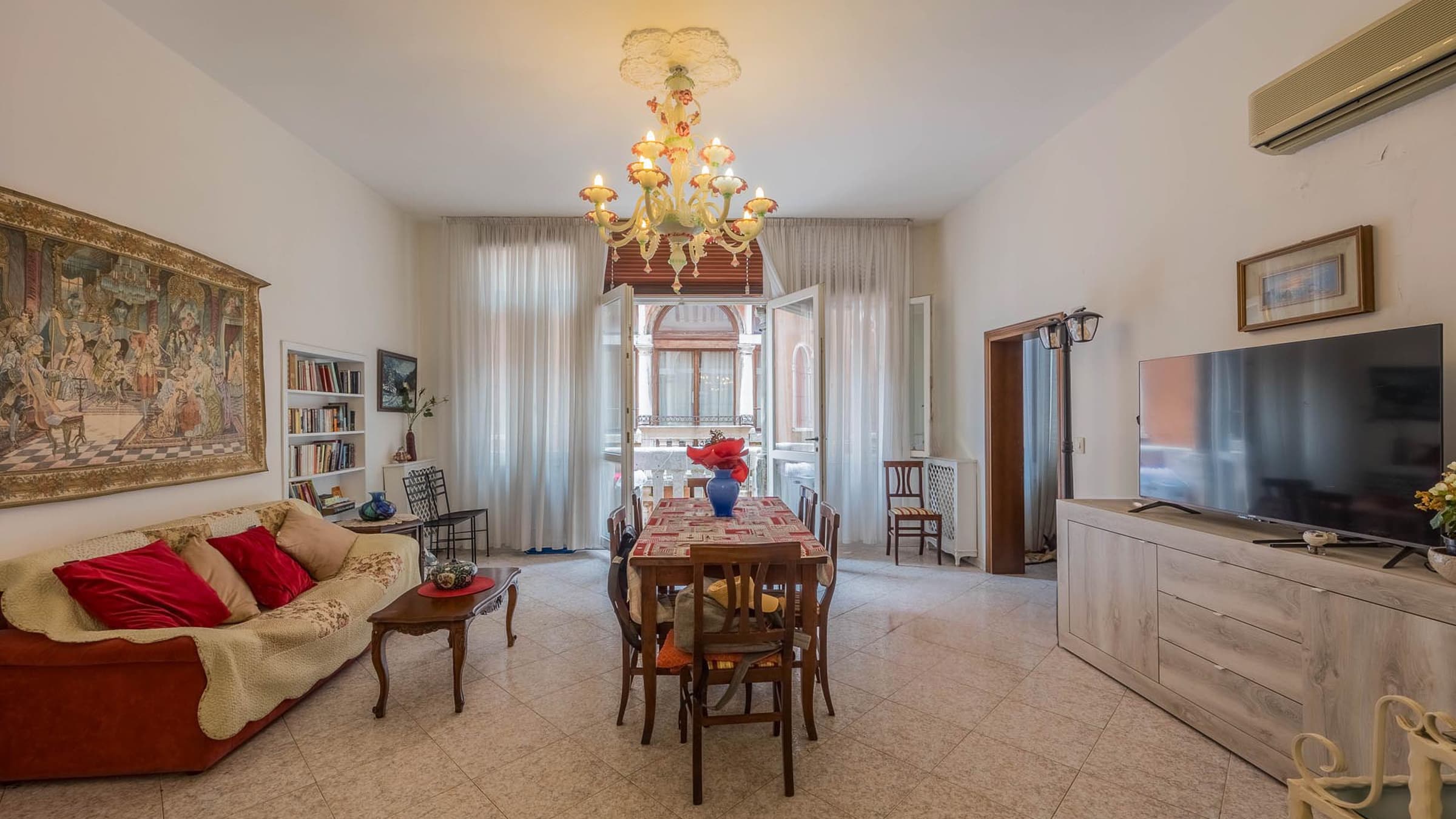 Spacious Venice Apartment with Balcony, Veneto Charm