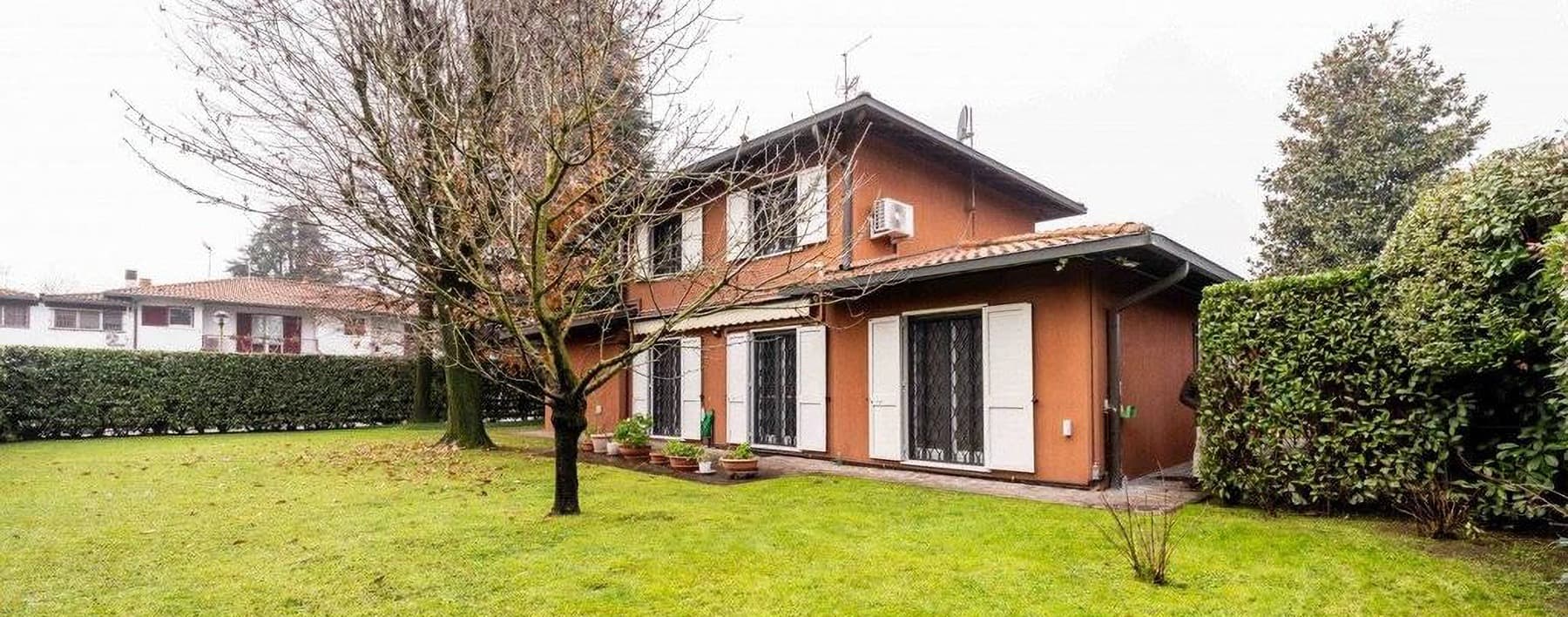 Villa con ampio giardino a Assago, Milano