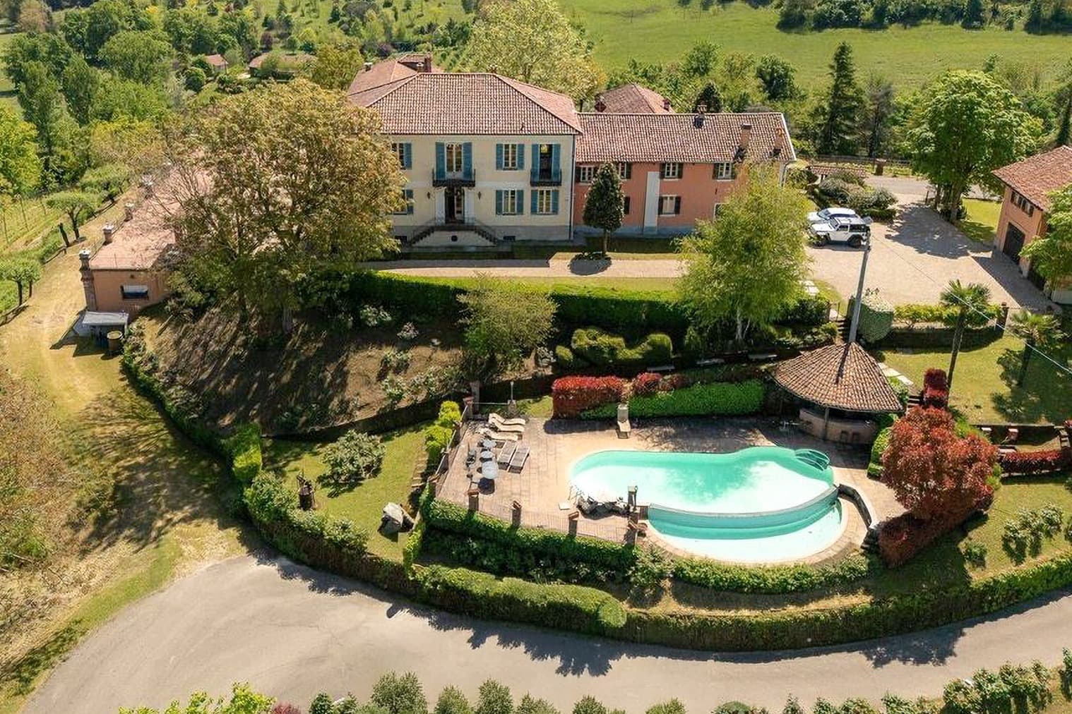 Villa storica con giardino e piscina ad Asti