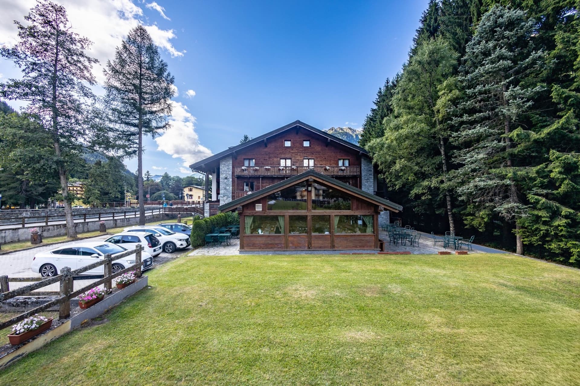 Albergo con ampie vetrate a Gressoney-Saint-Jean