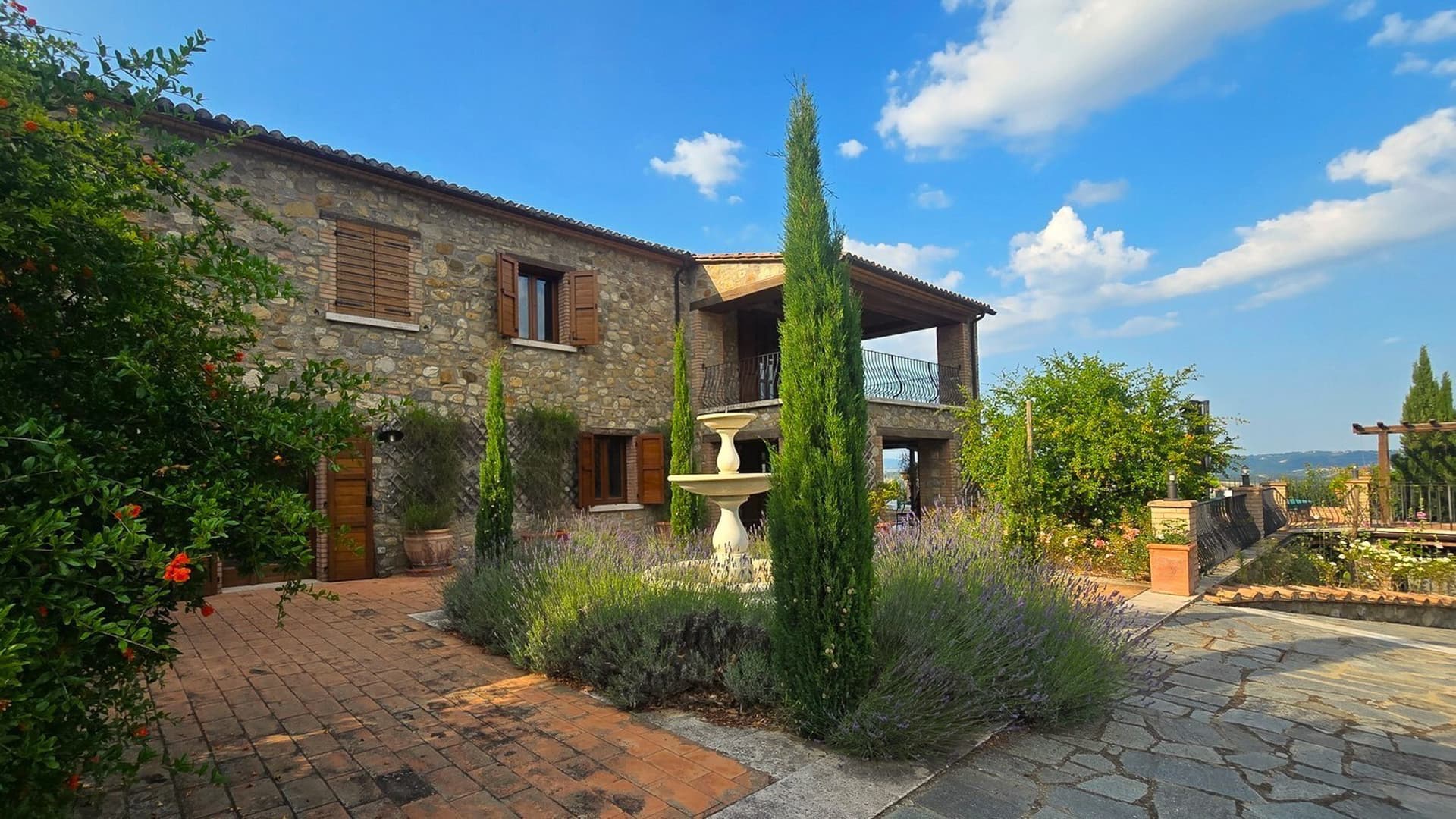Casale in pietra con piscina nel cuore dell'Umbria