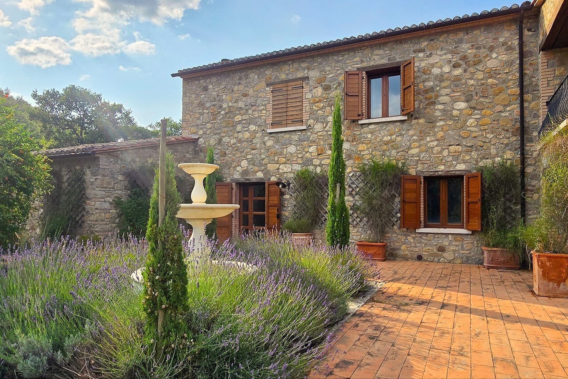 Casale in pietra con piscina nel cuore dell'Umbria
