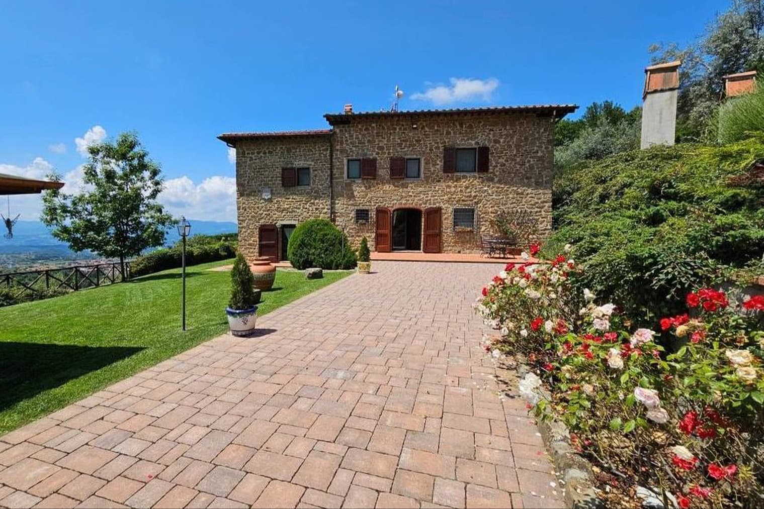 Casale spazioso con giardino e uliveto a Reggello, Toscana