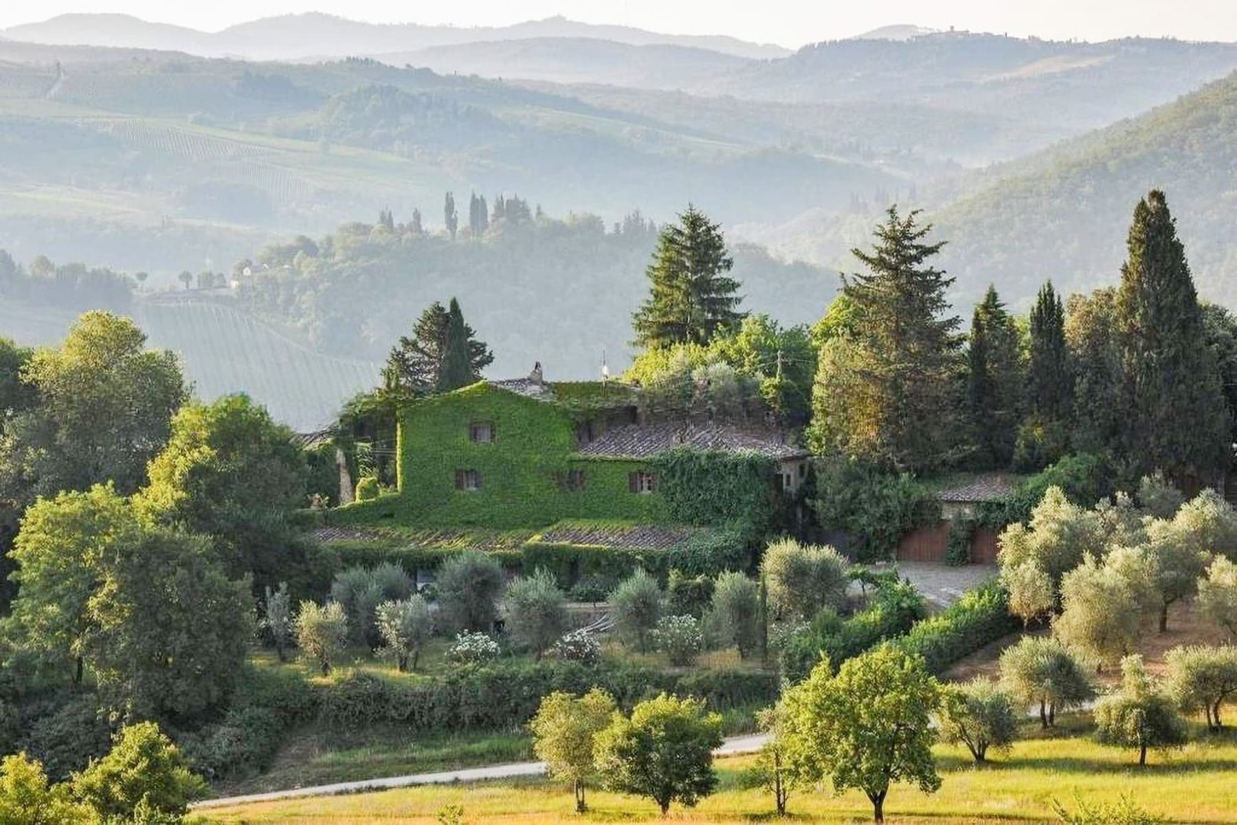 Casale con piscina e tennis nel cuore del Chianti, Toscana