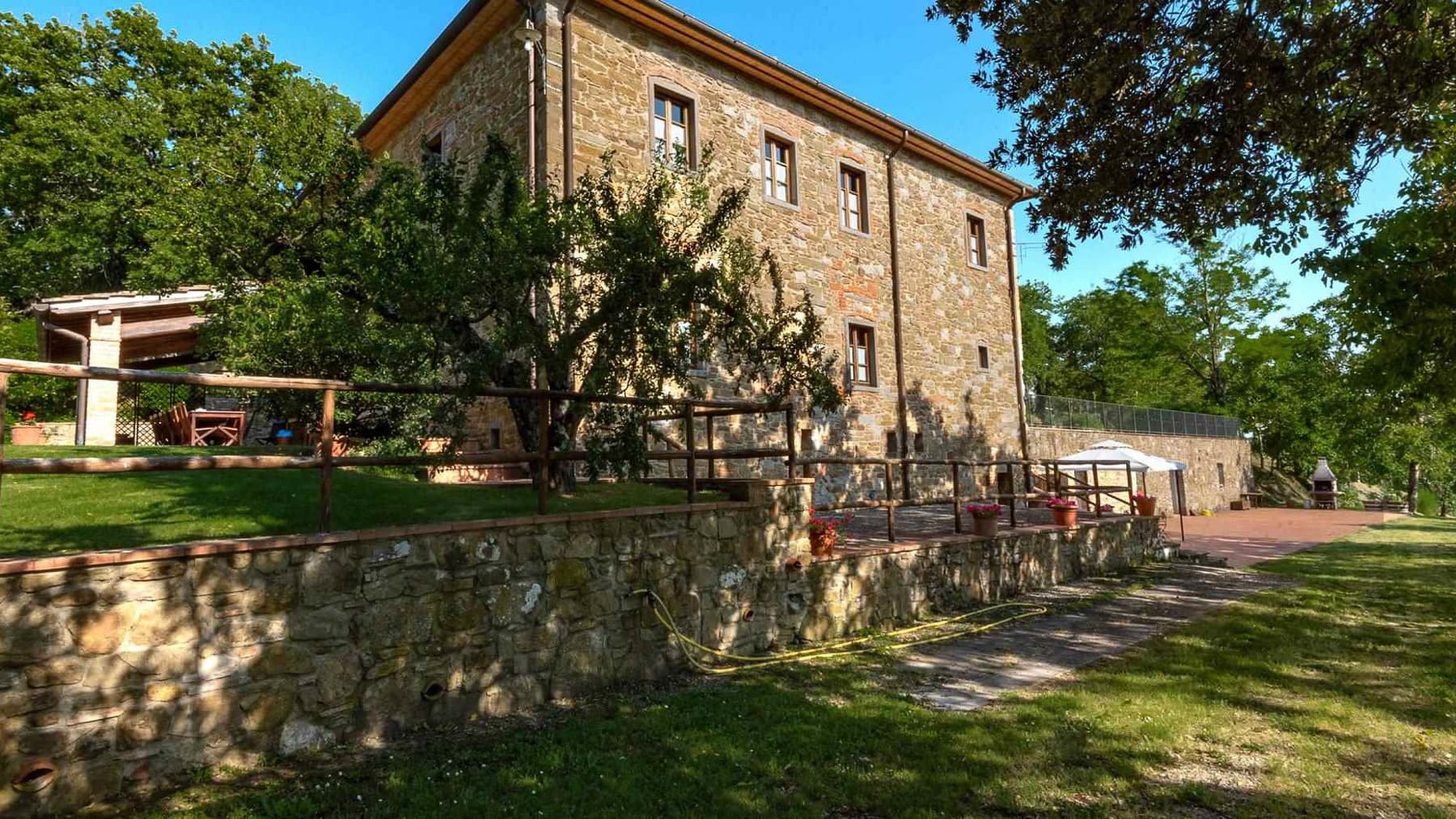Colonica con vigneto panoramica a Bucine, Toscana
