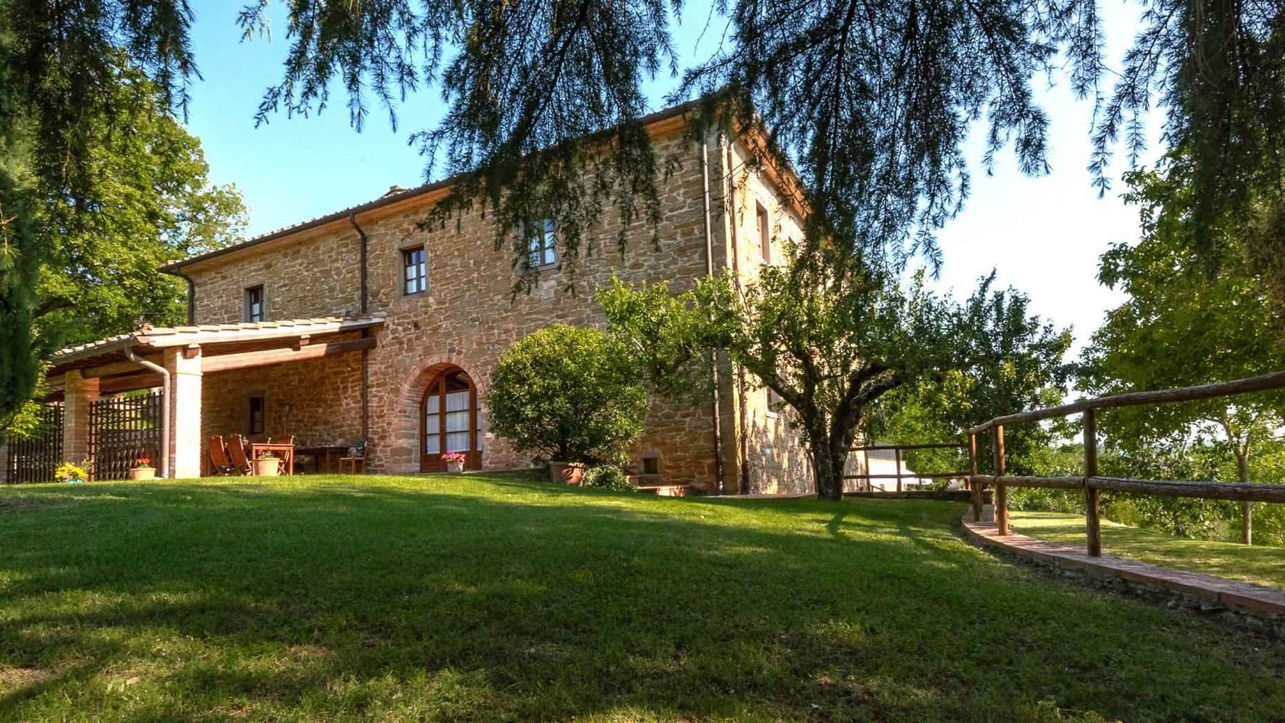 Colonica con vigneto panoramica a Bucine, Toscana