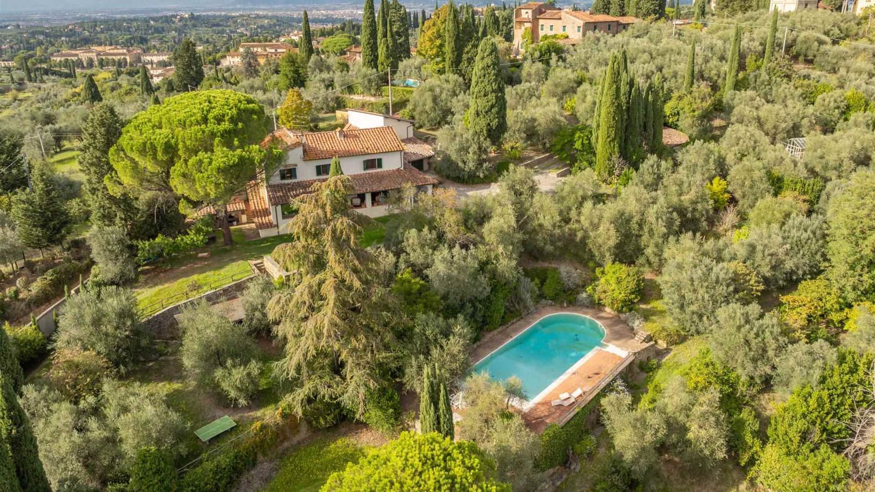 Villa ampia con giardino a Firenze, 420 mq di comfort
