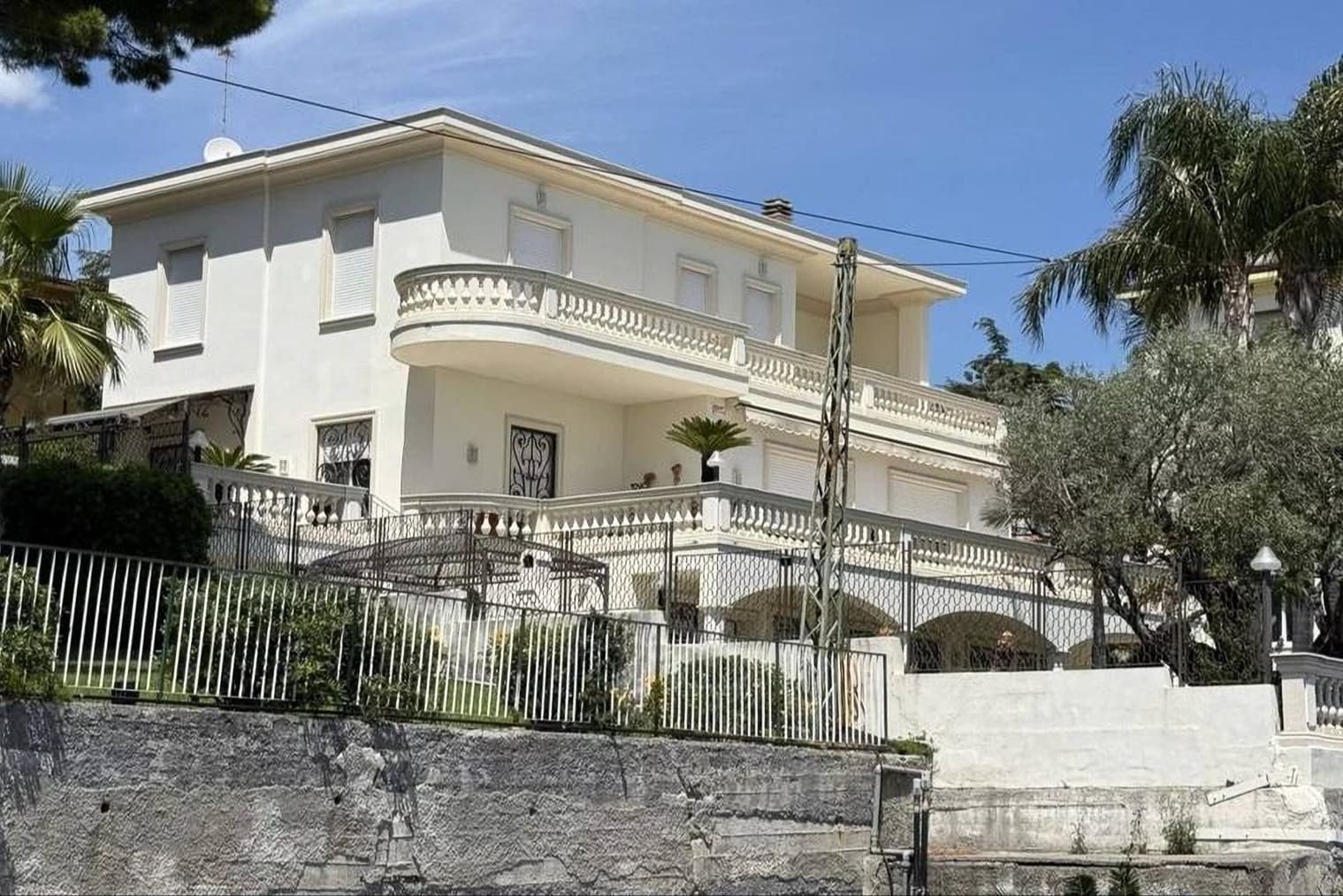 Villa bifamiliare fronte mare a Sanremo