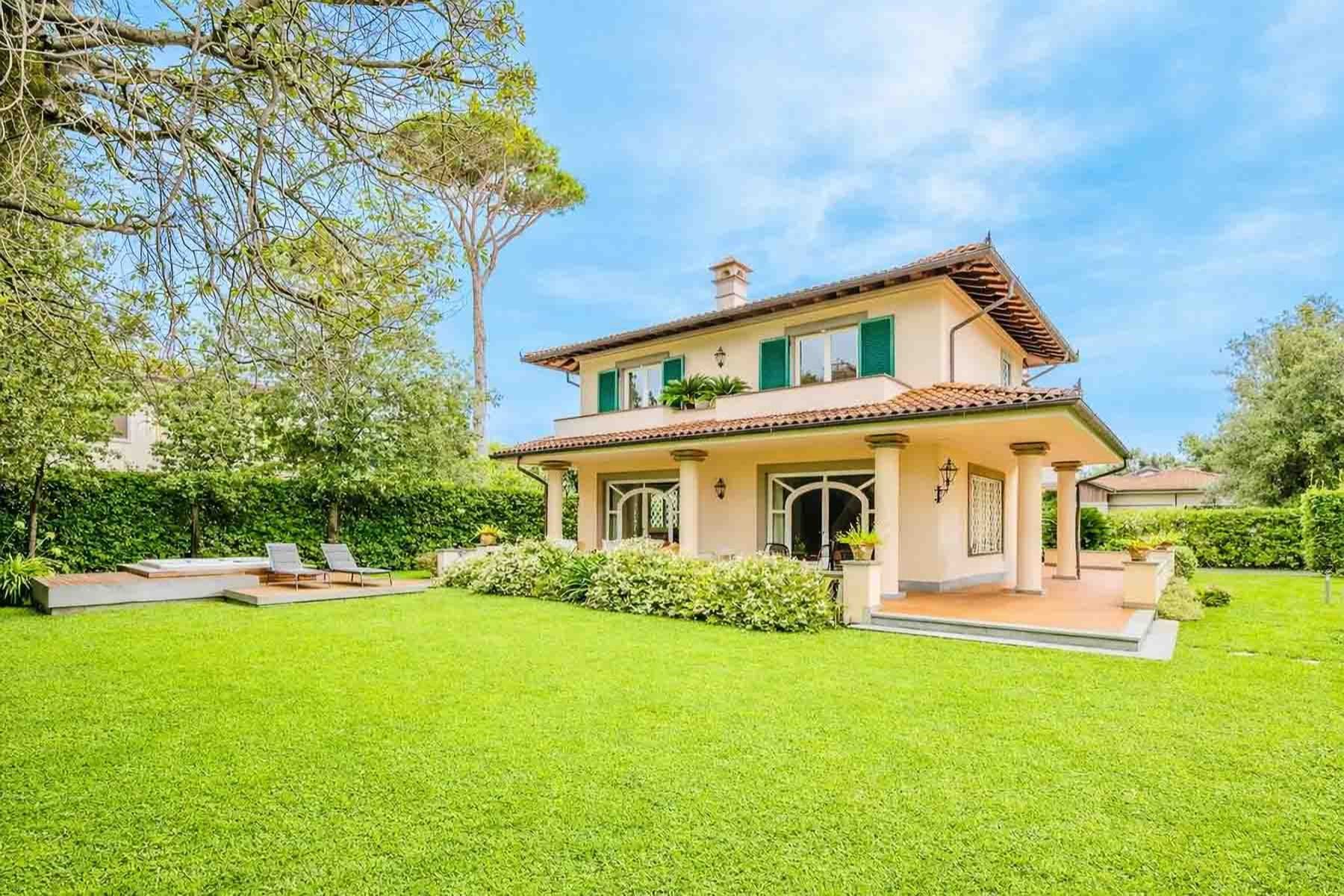 Exquisite Villa in Prestigious Forte dei Marmi, Tuscany