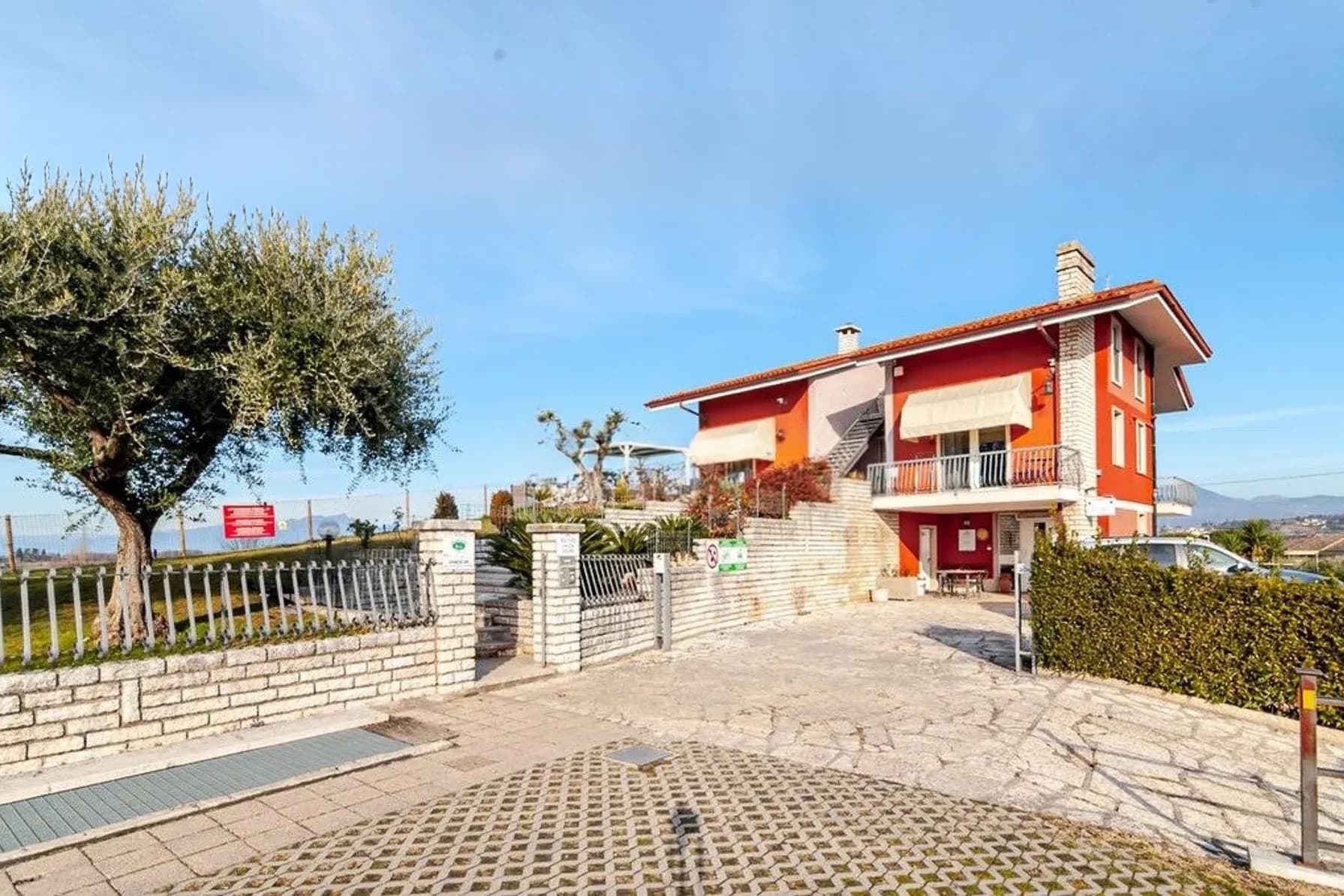 Villa trifamiliare a Oca, vicino al Lago di Garda