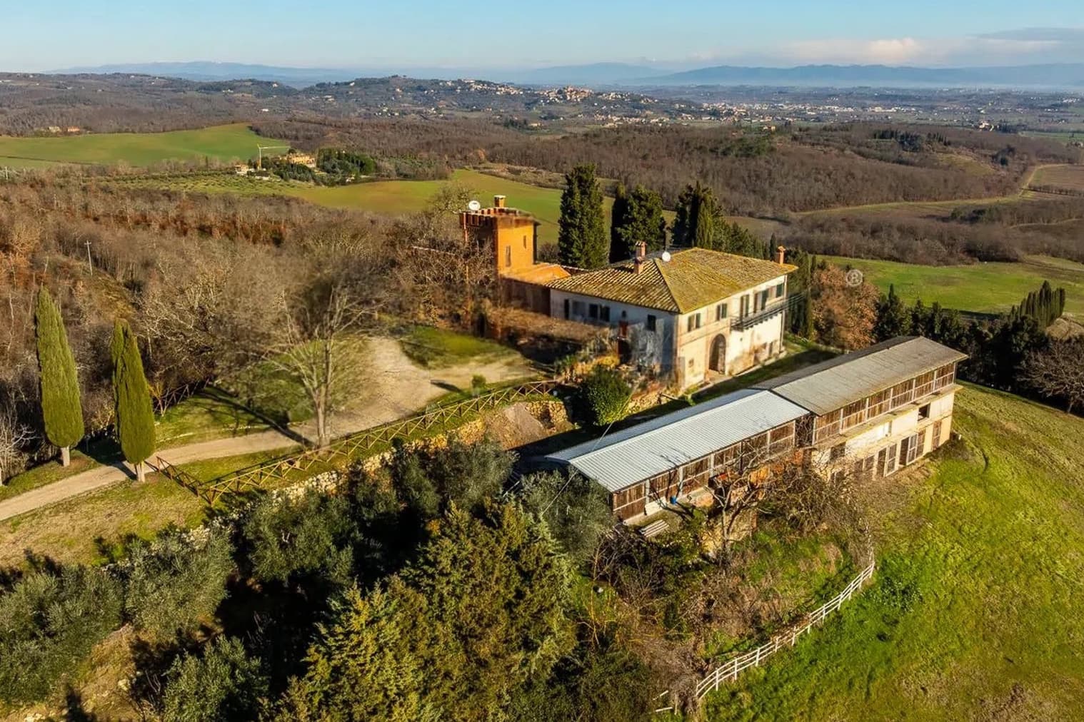 Casale con Castello e 100 ettari a Trequanda, Toscana