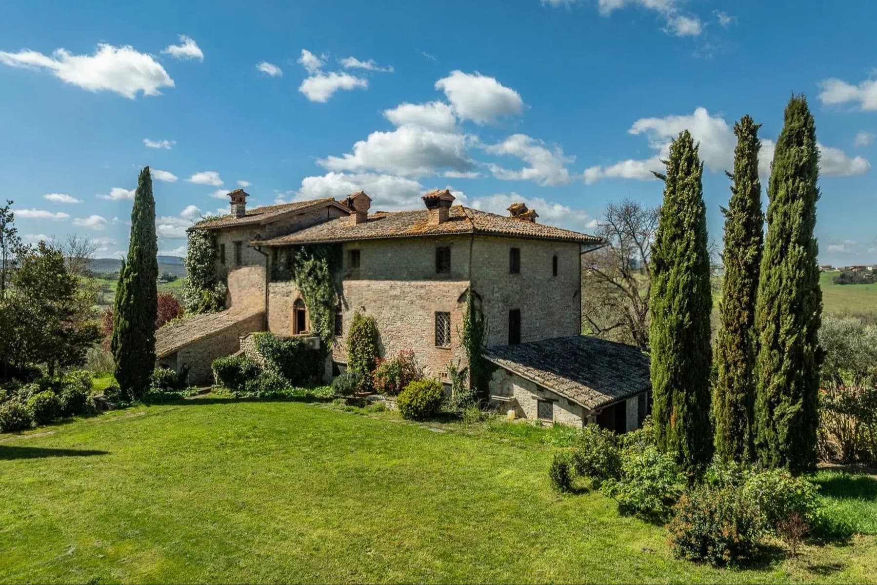 Casale storico con piscina e vista panoramica a Todi, Umbria