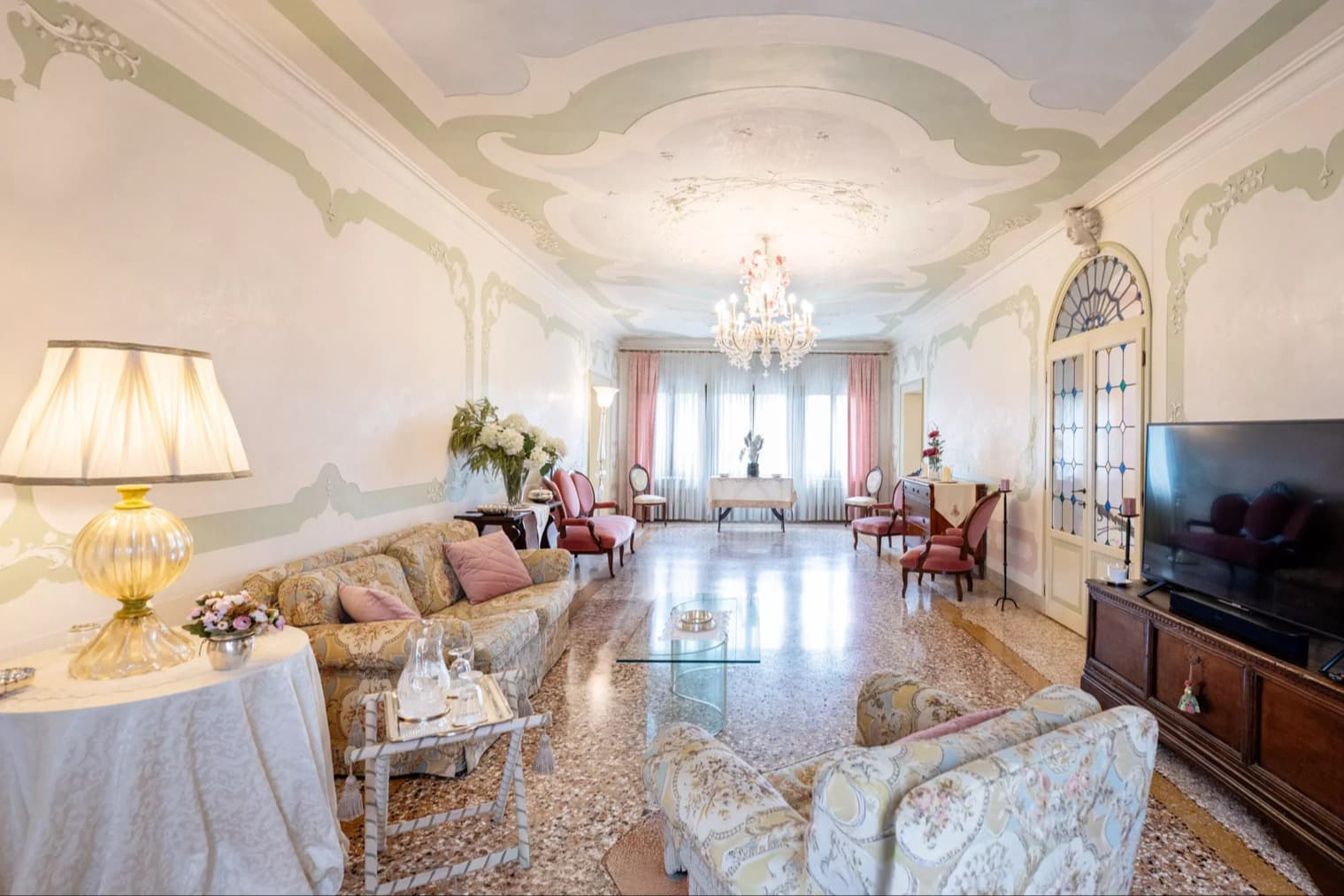 Elegante Appartamento in Villa Veneta con Parco e Chiesetta