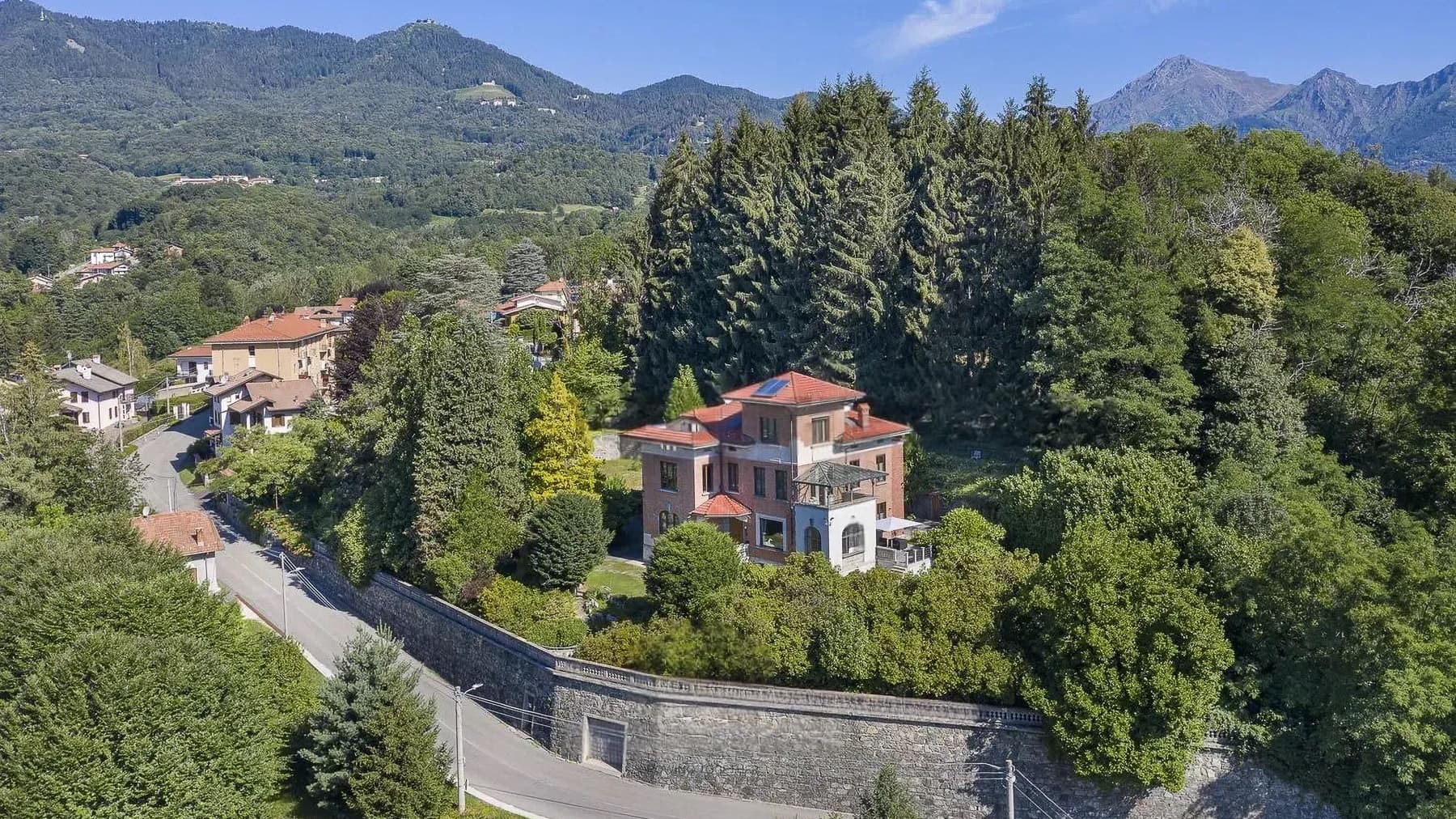Villa esclusiva a Roccamare, lusso tra mare e natura