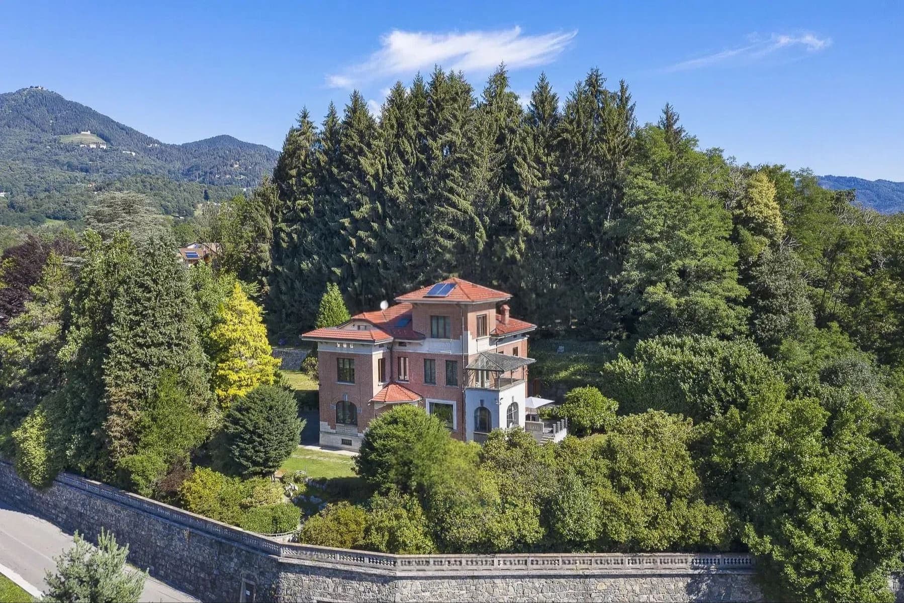 Villa esclusiva a Roccamare, lusso tra mare e natura