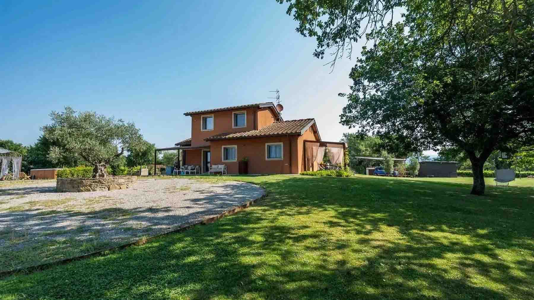 Casale a Cortona con parco, piscina e spa esclusiva