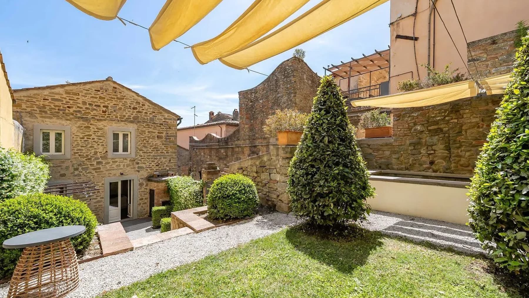 Proprietà con giardino esclusivo a Cortona, Toscana