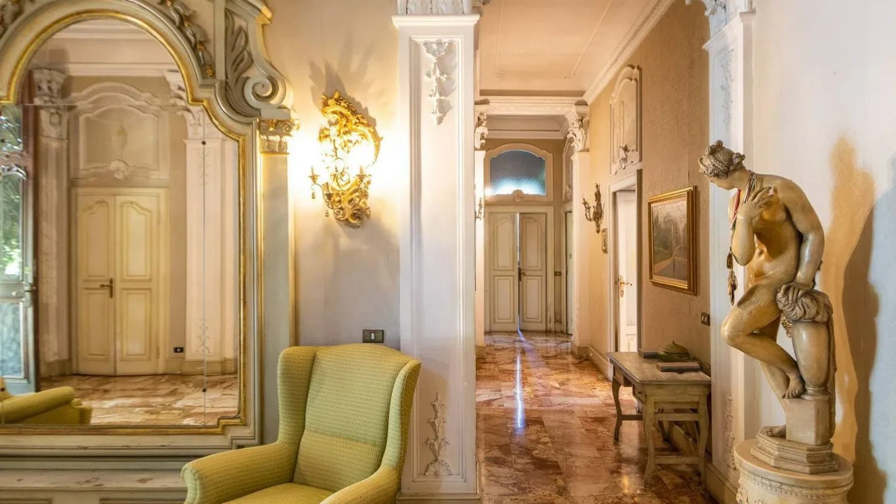 Villa neoclassica a Carate Brianza, parco e piscina