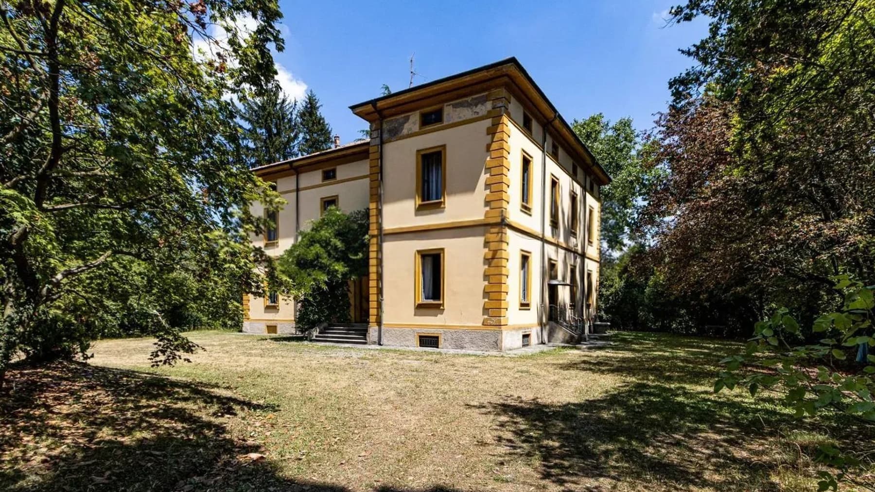 Villa neoclassica a Carate Brianza, parco e piscina