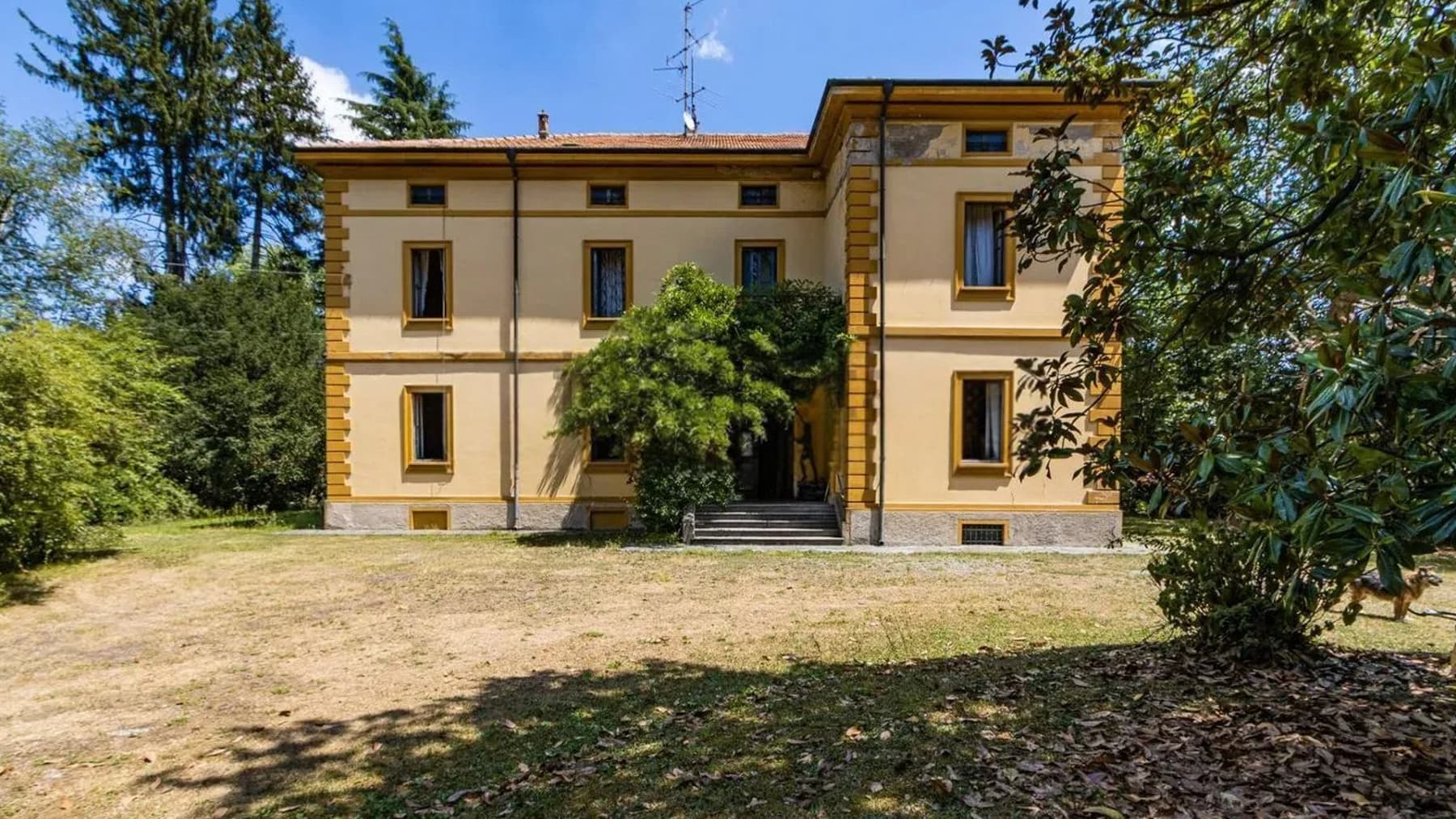 Villa neoclassica a Carate Brianza, parco e piscina