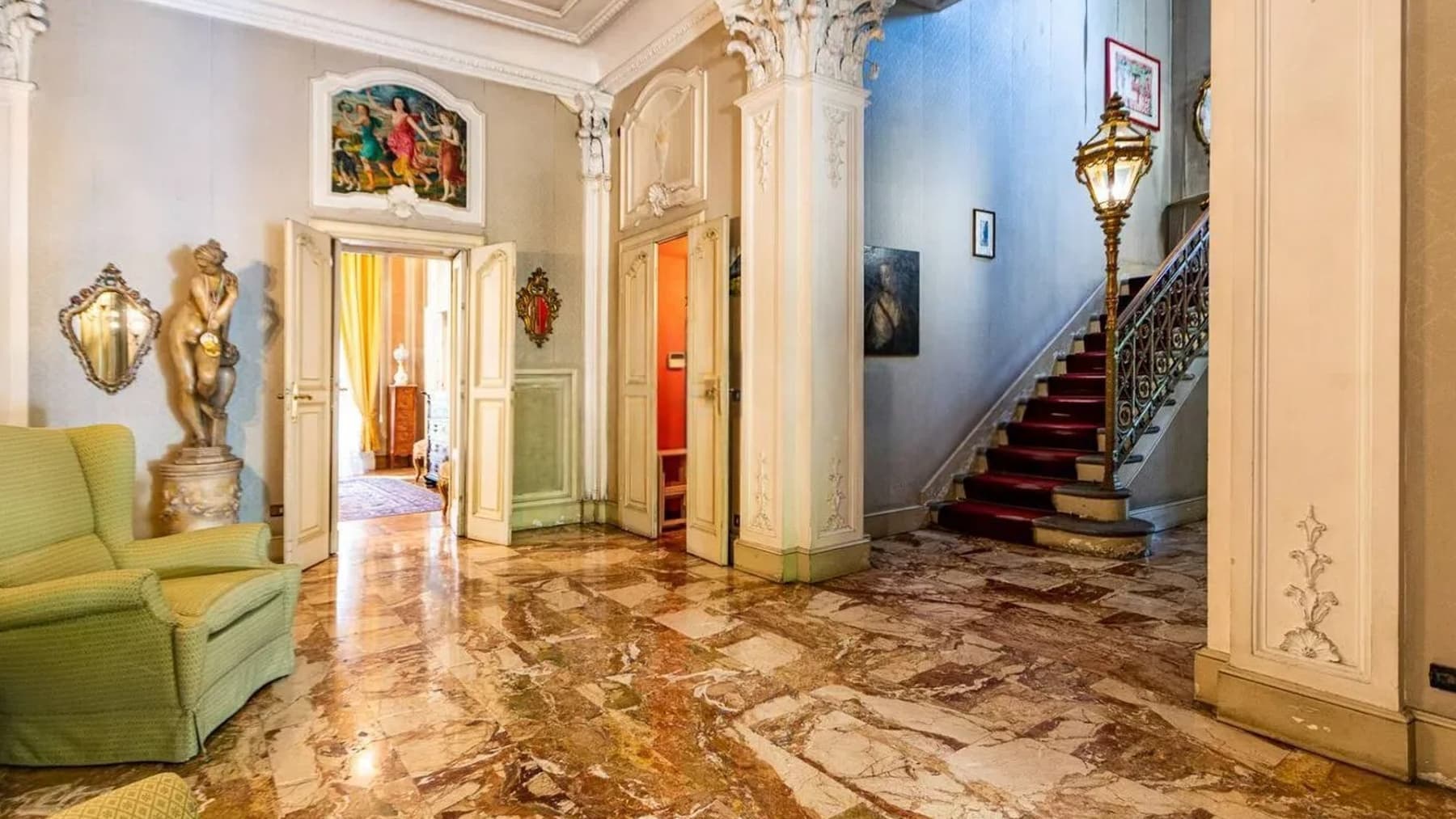 Villa neoclassica a Carate Brianza, parco e piscina