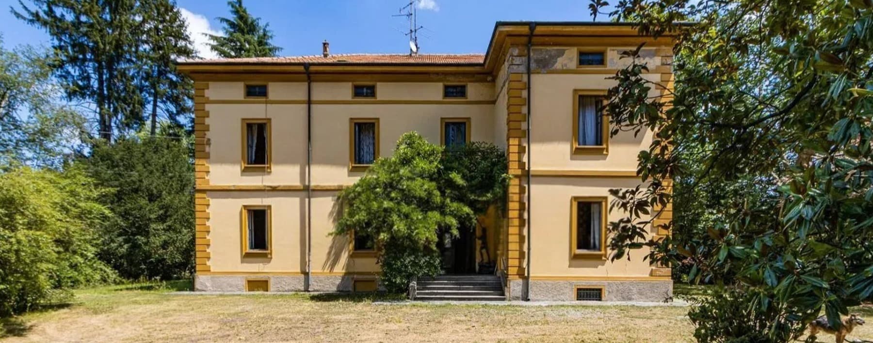 Villa neoclassica a Carate Brianza, parco e piscina
