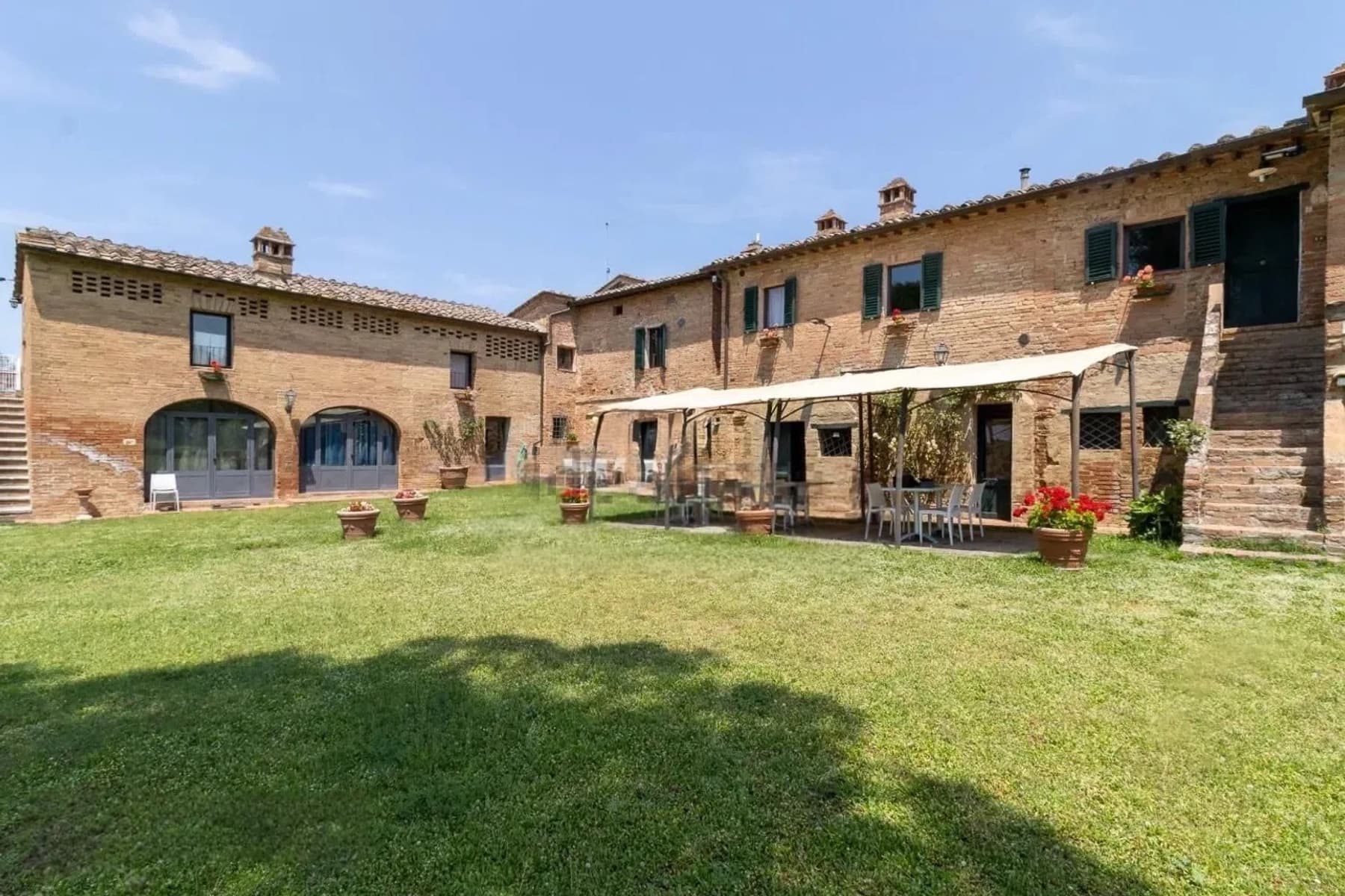 Casale panoramico con piscina nel cuore della Toscana