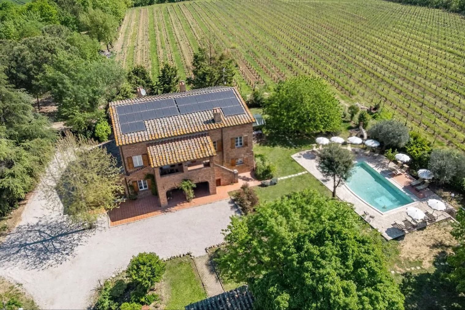 Casale a Montepulciano: Vigneti e Lusso Toscano