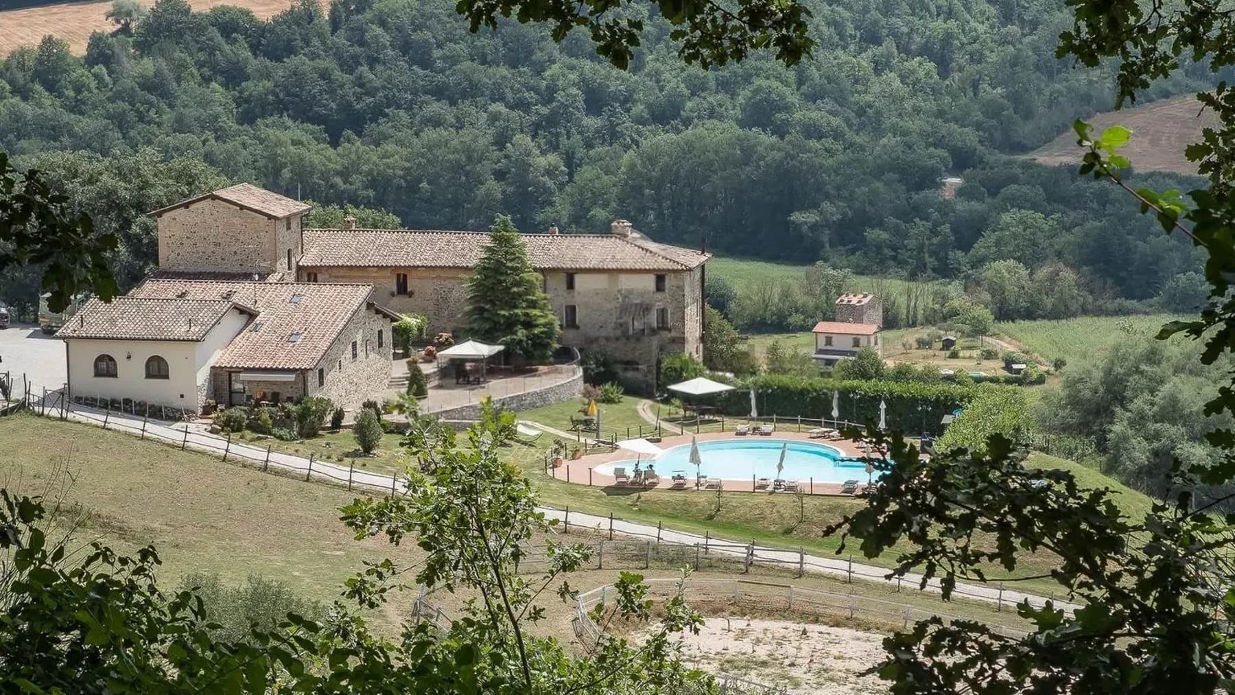 Casale panoramico con piscina, nel cuore dell'Umbria