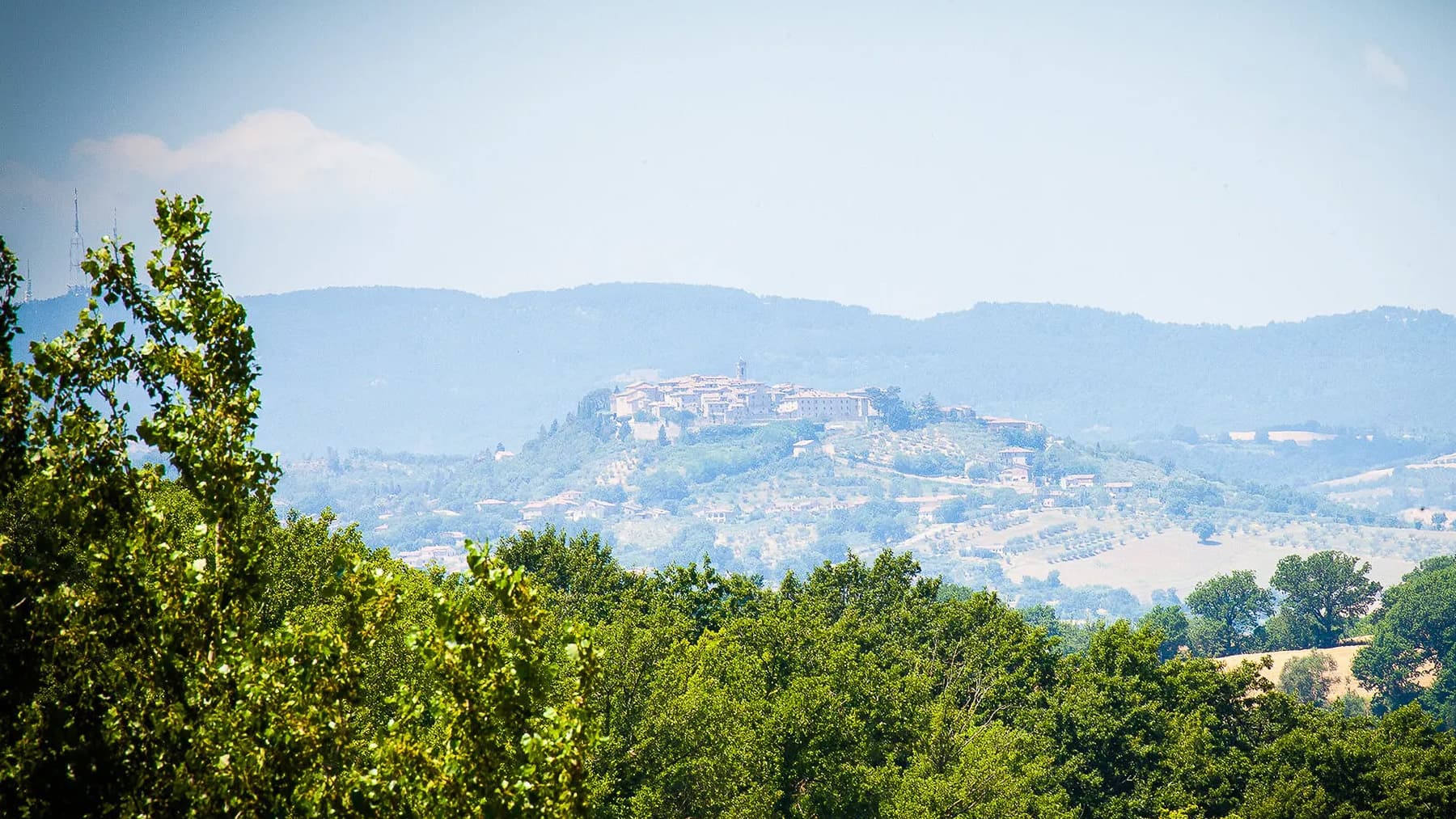 Casale con piscina nella campagna umbra a Todi