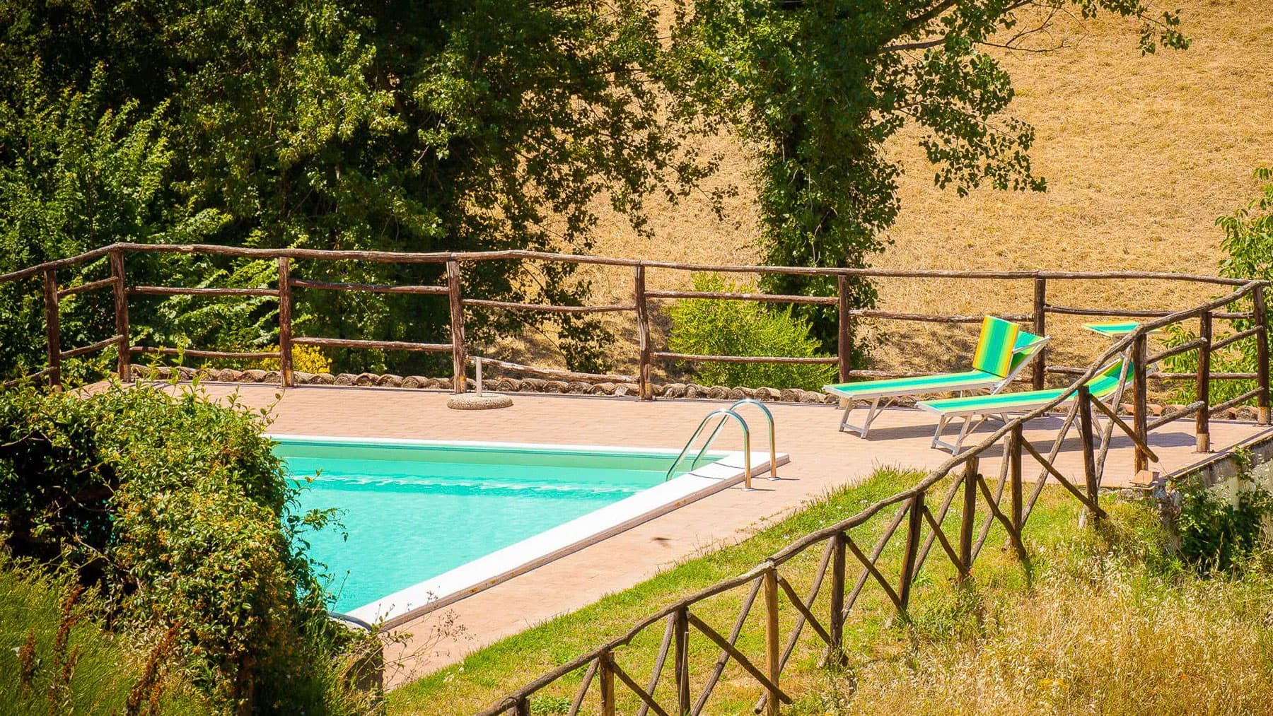 Casale con piscina nella campagna umbra a Todi