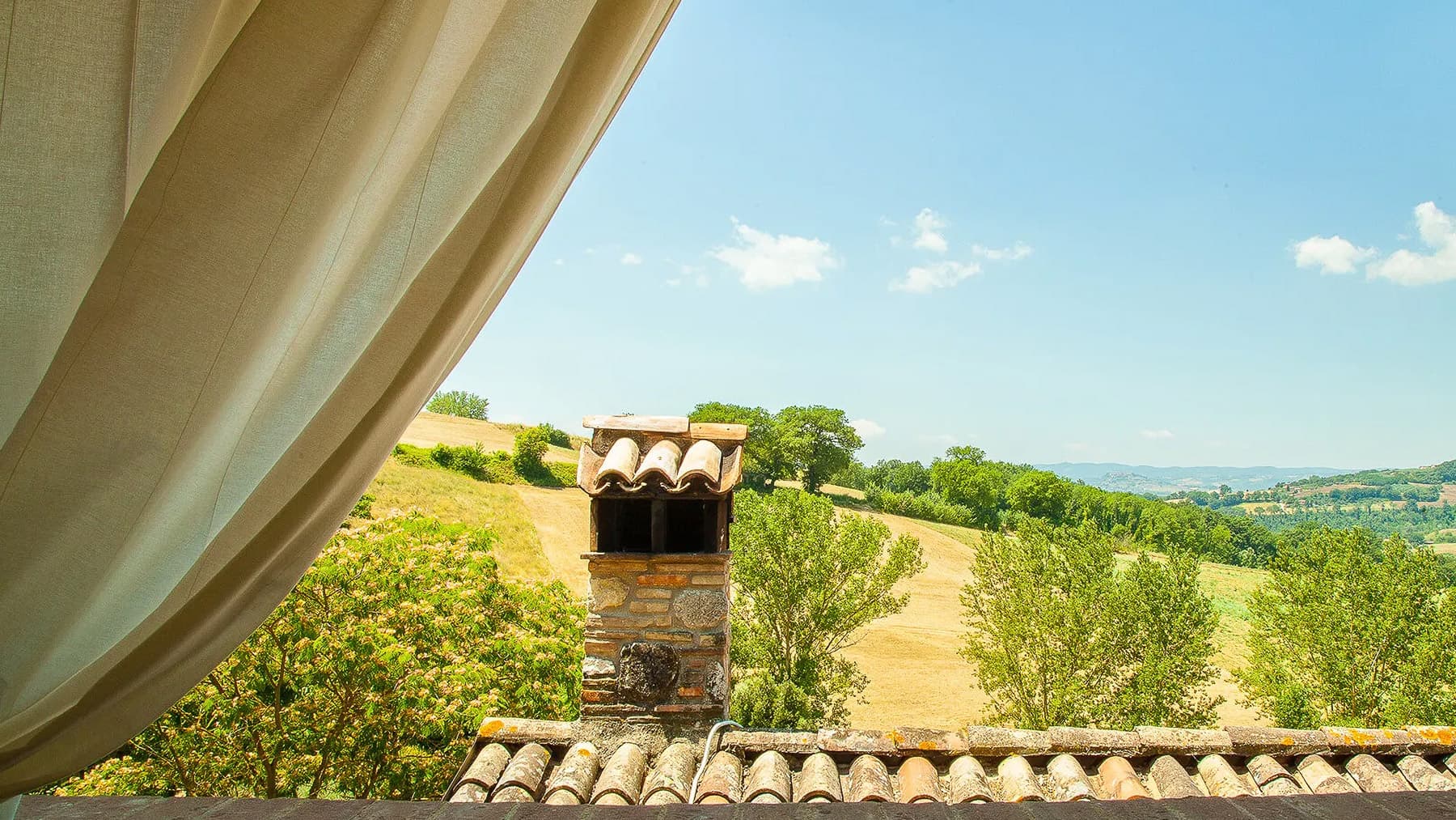Casale con piscina nella campagna umbra a Todi