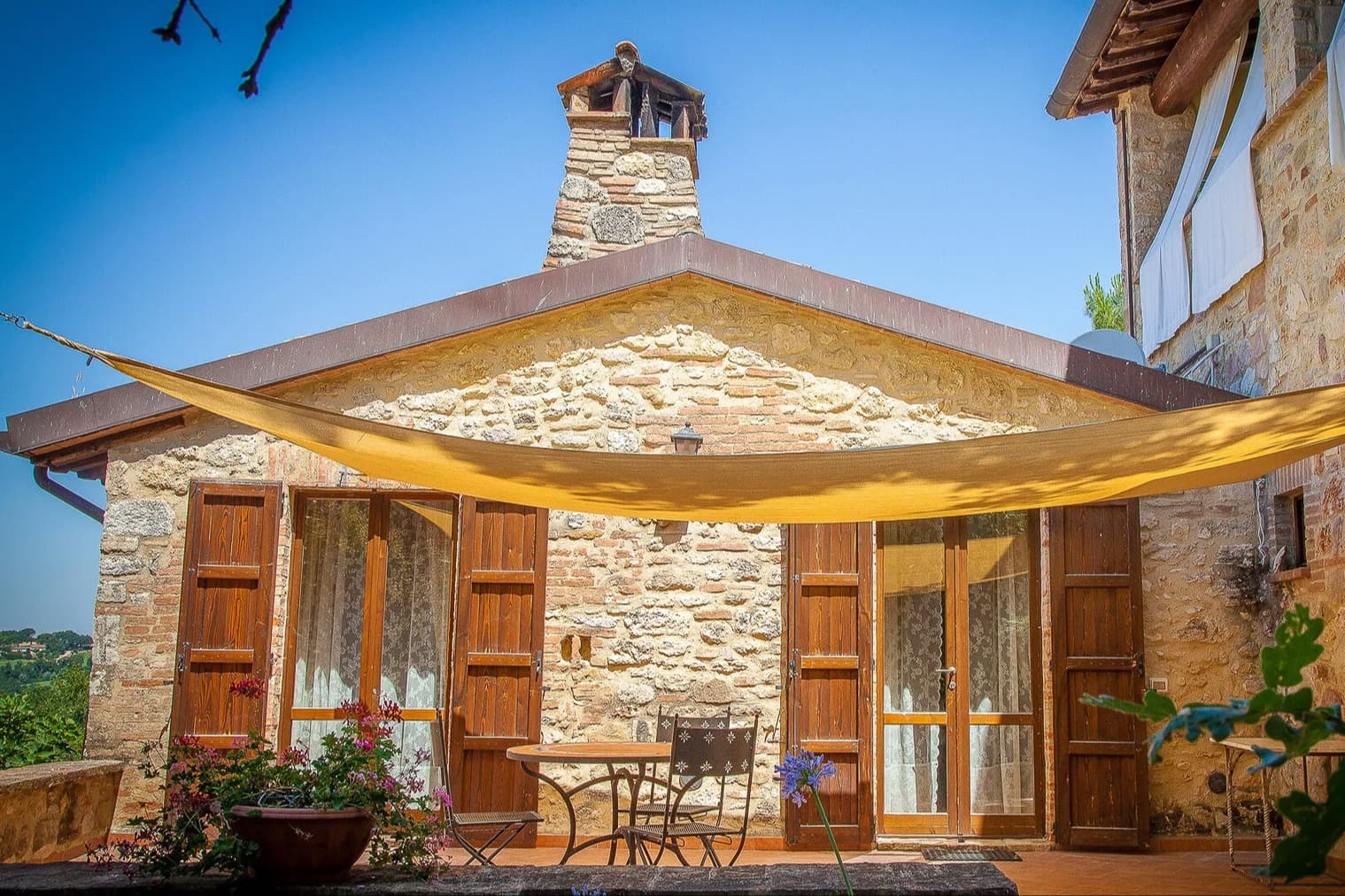 Casale con piscina nella campagna umbra a Todi