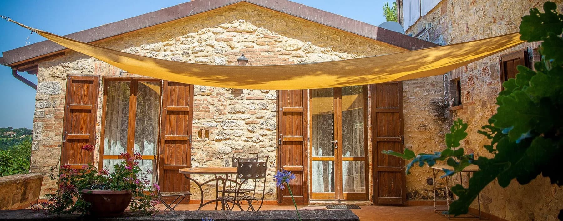 Casale con piscina nella campagna umbra a Todi
