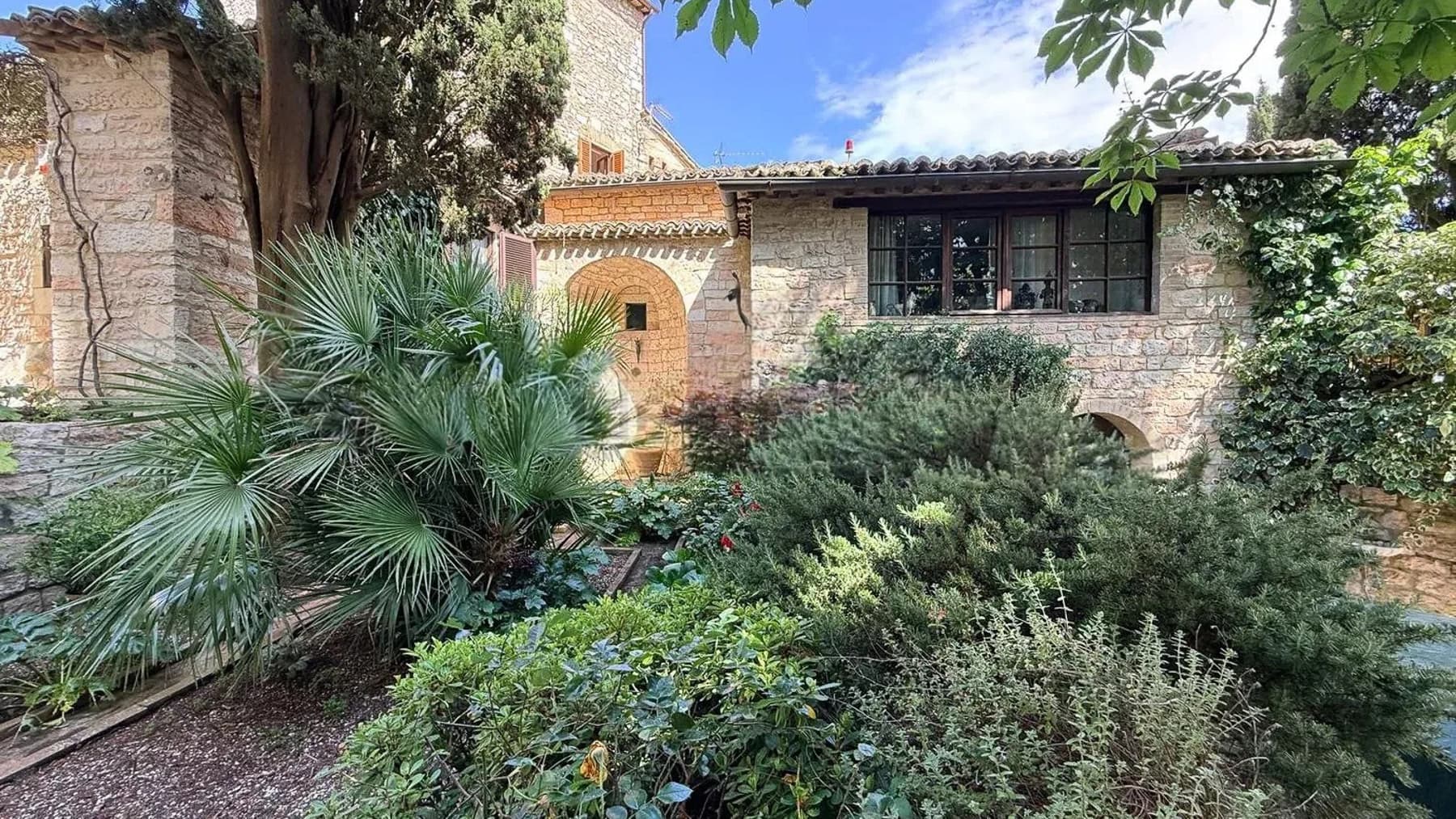 Charming Villa in Assisi's Umbrian Countryside