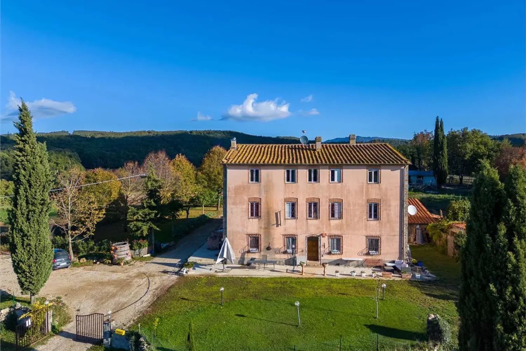 Casale in Toscana, 9 ettari e 700 mq a Massa Marittima
