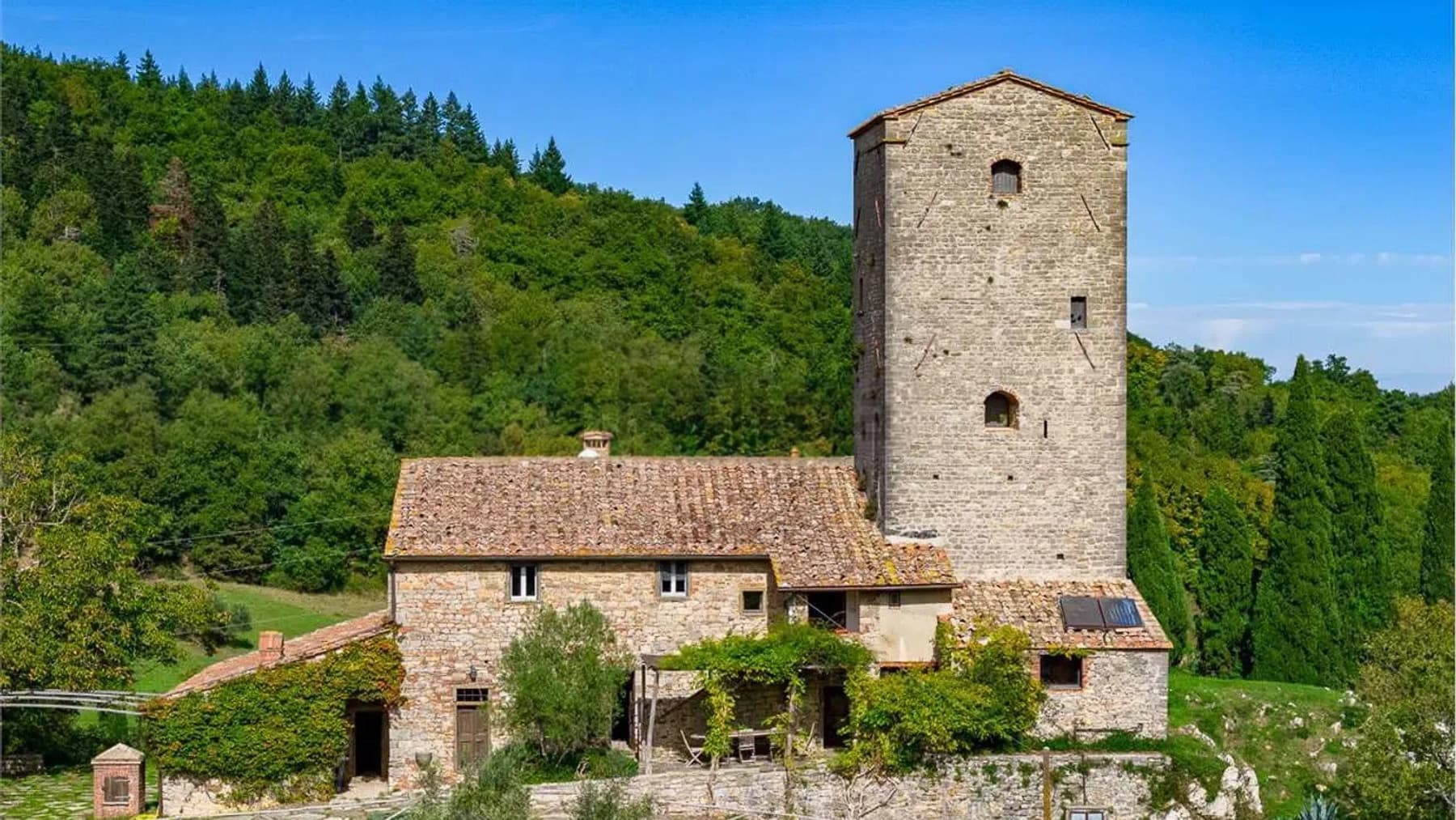 Villa con Torre Medievale a Badia Coltibuono, Toscana