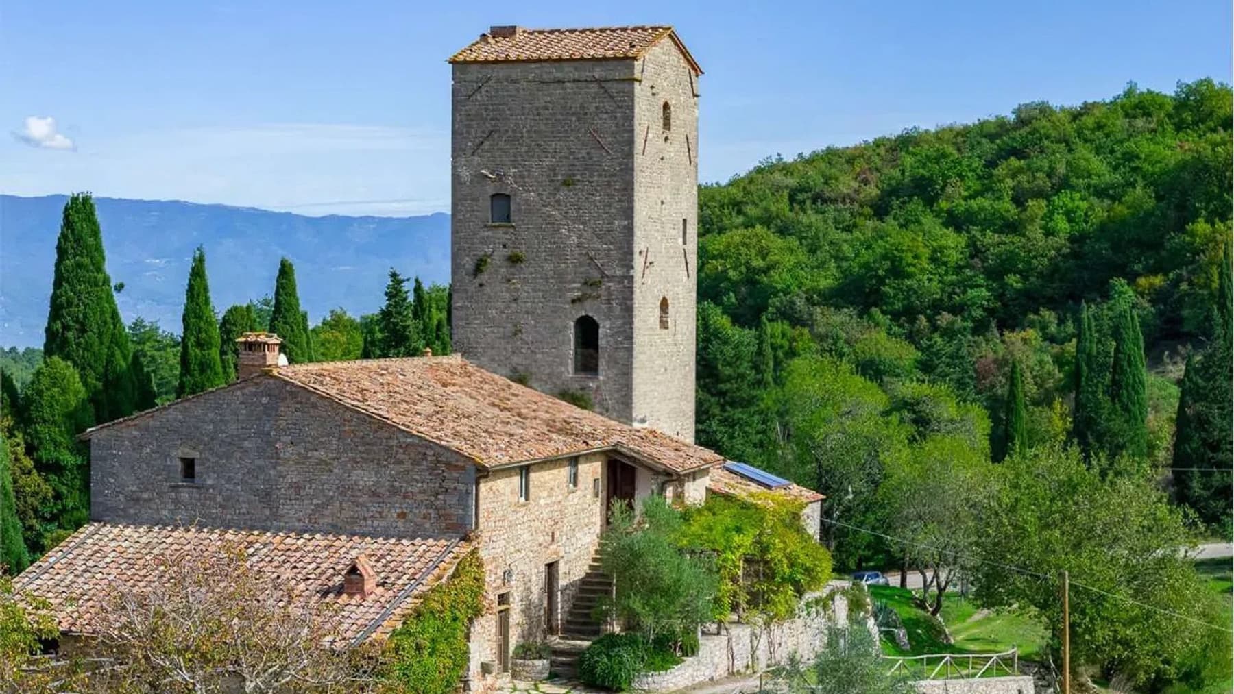 Villa con Torre Medievale a Badia Coltibuono, Toscana