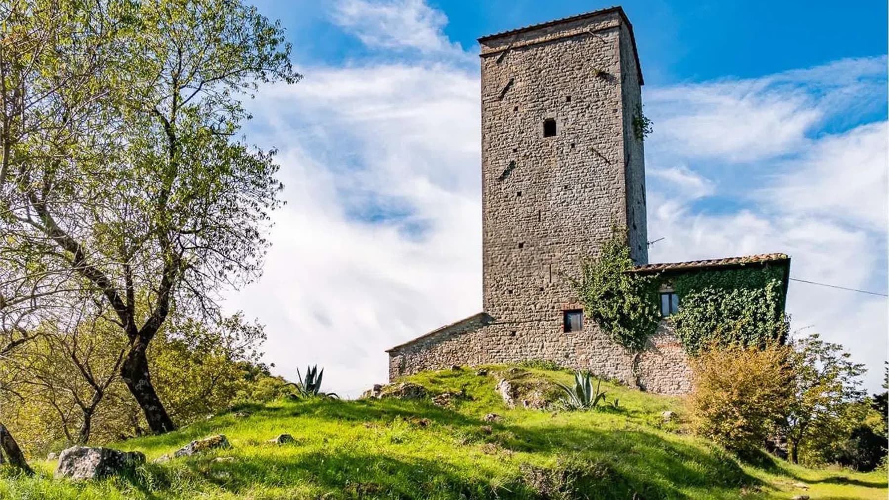 Villa con Torre Medievale a Badia Coltibuono, Toscana