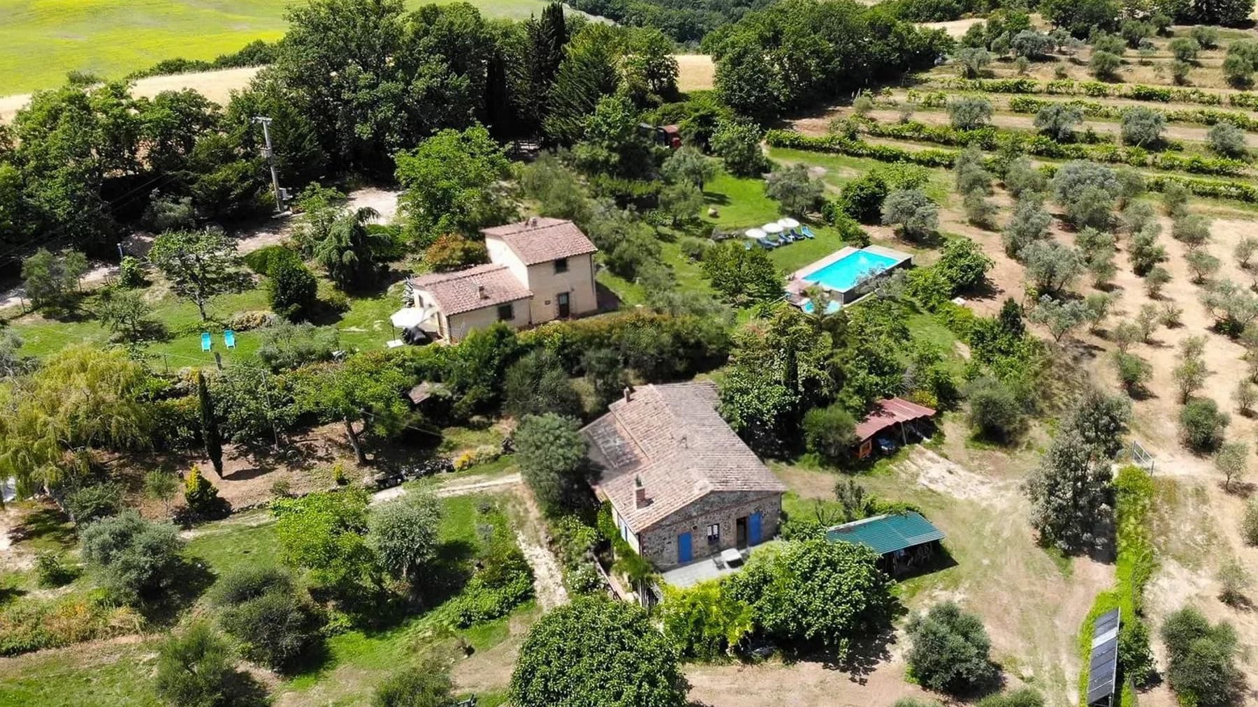 Casale panoramico in vendita nella campagna senese