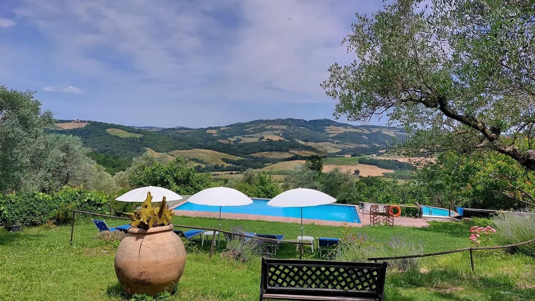 Casale panoramico in vendita nella campagna senese