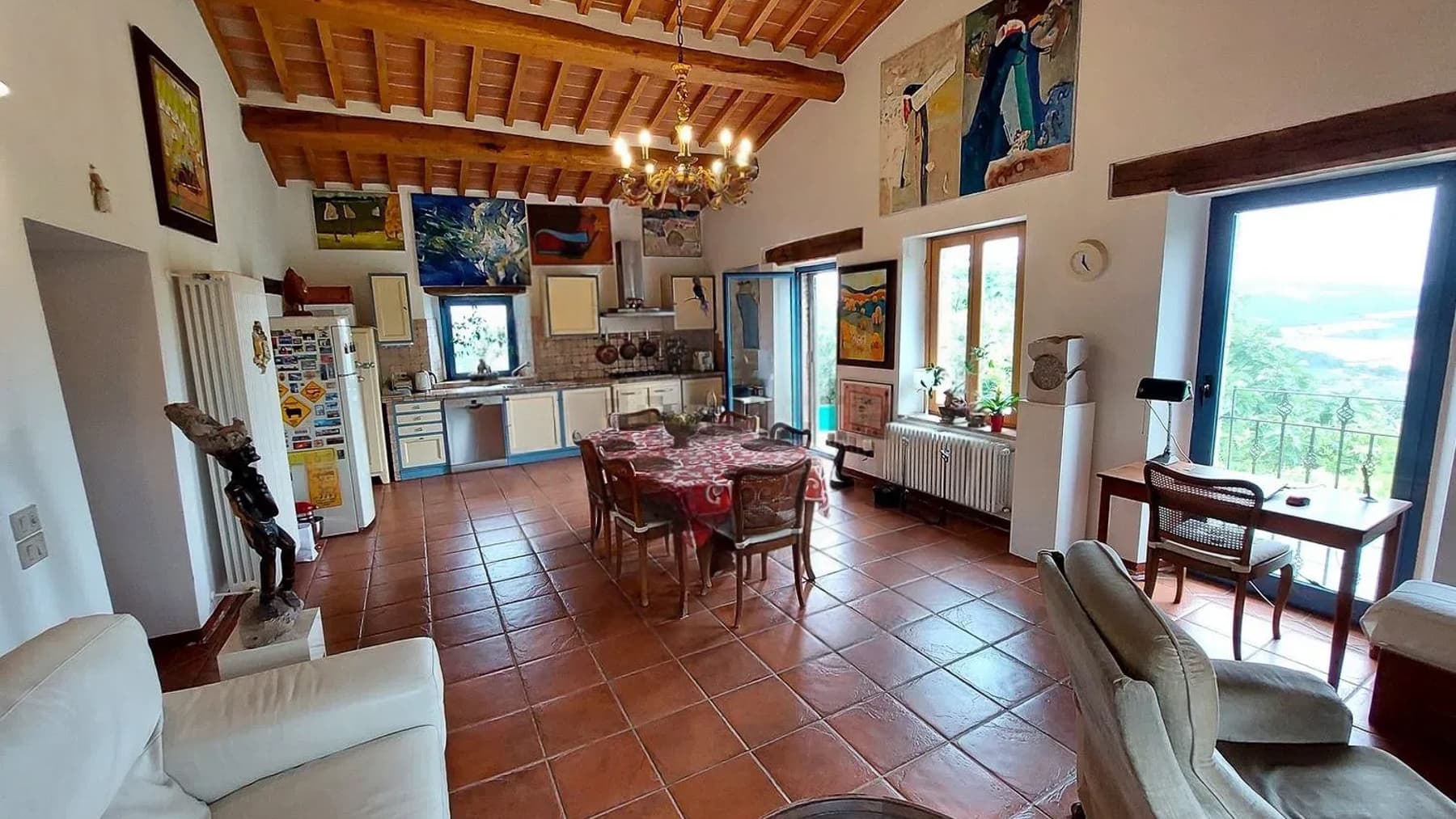Casale panoramico in vendita nella campagna senese