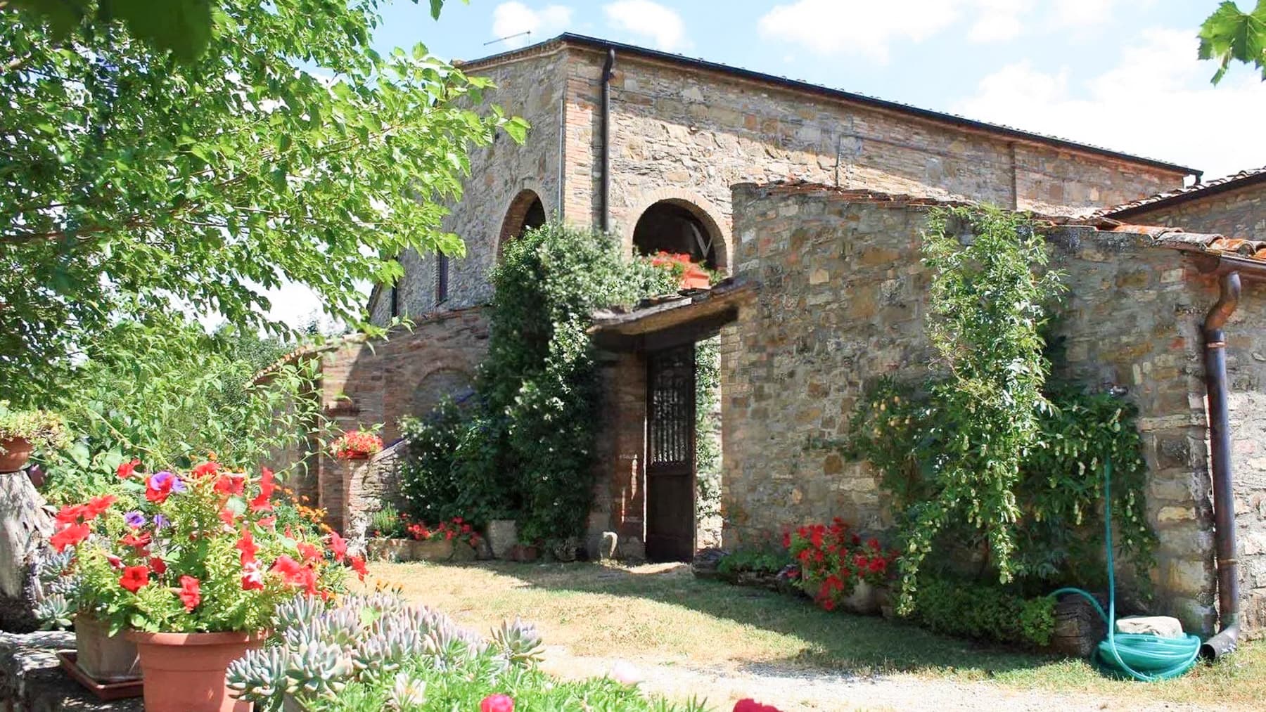 Casale panoramico nelle colline senesi, Radicondoli
