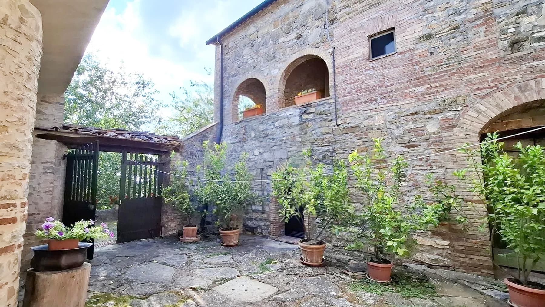 Casale panoramico nelle colline senesi, Radicondoli