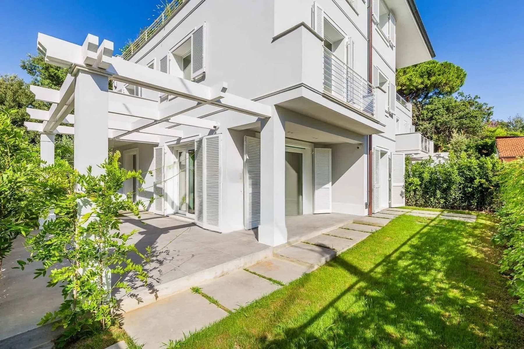 Villa bifamiliare a Forte dei Marmi, vista mare