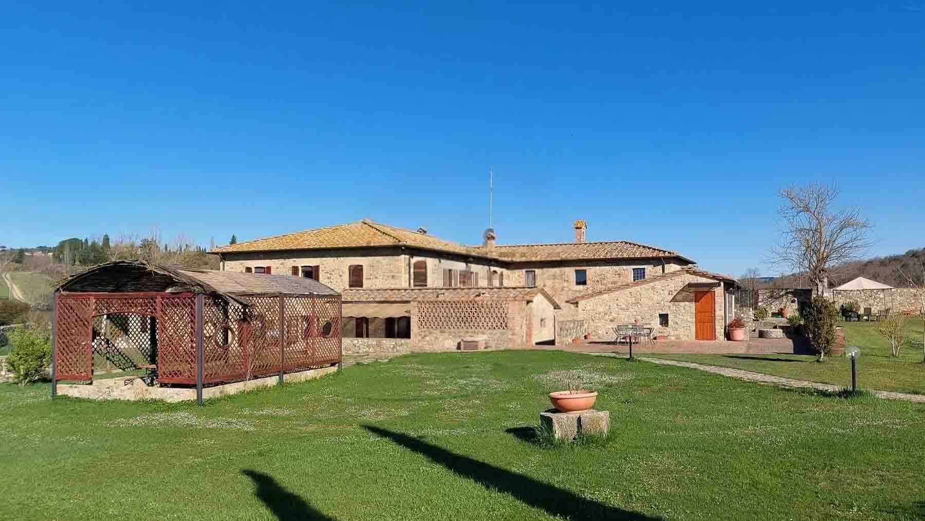 Estate Complex in Chianti, Tuscany's Scenic Beauty