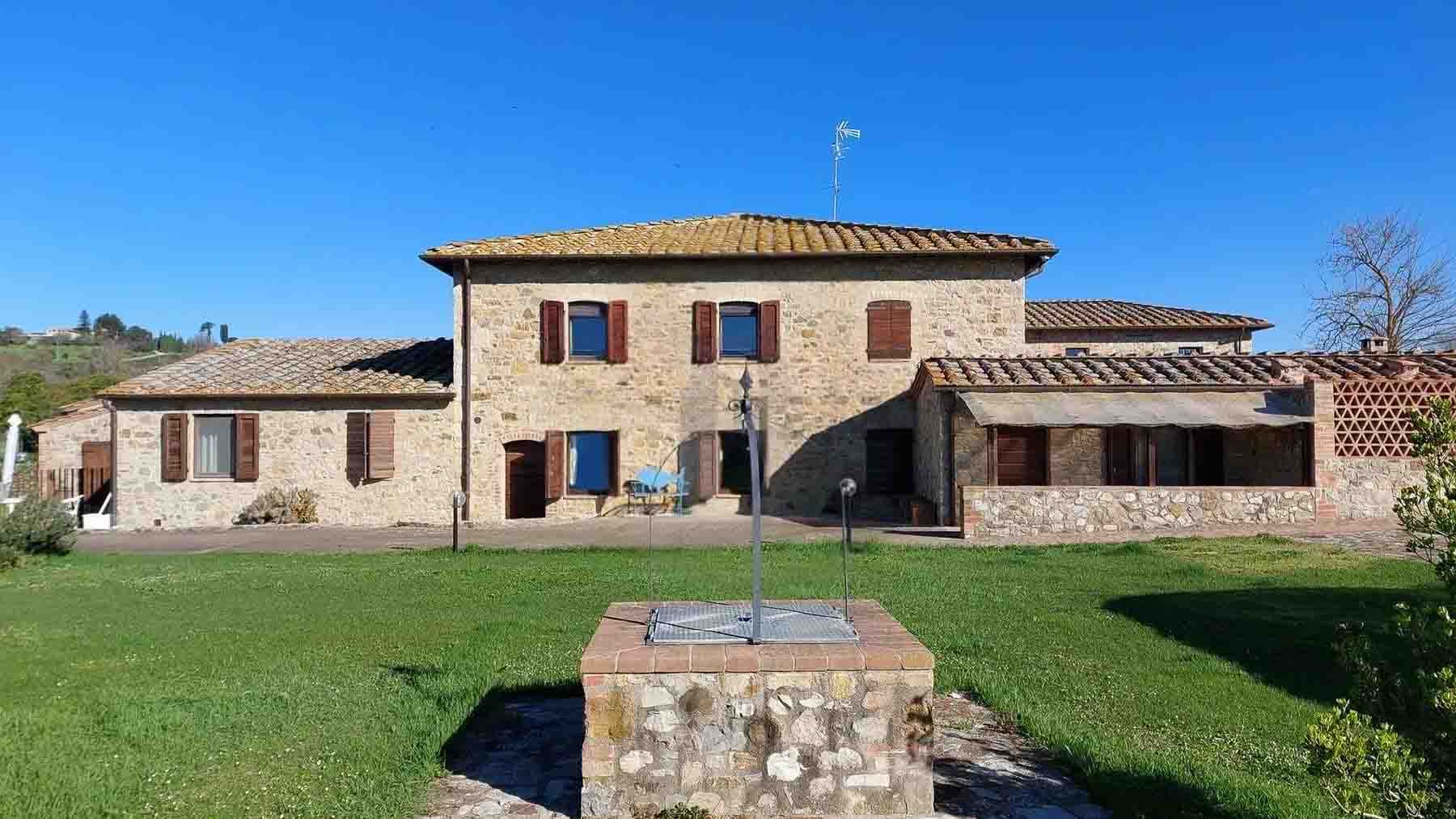 Estate Complex in Chianti, Tuscany's Scenic Beauty